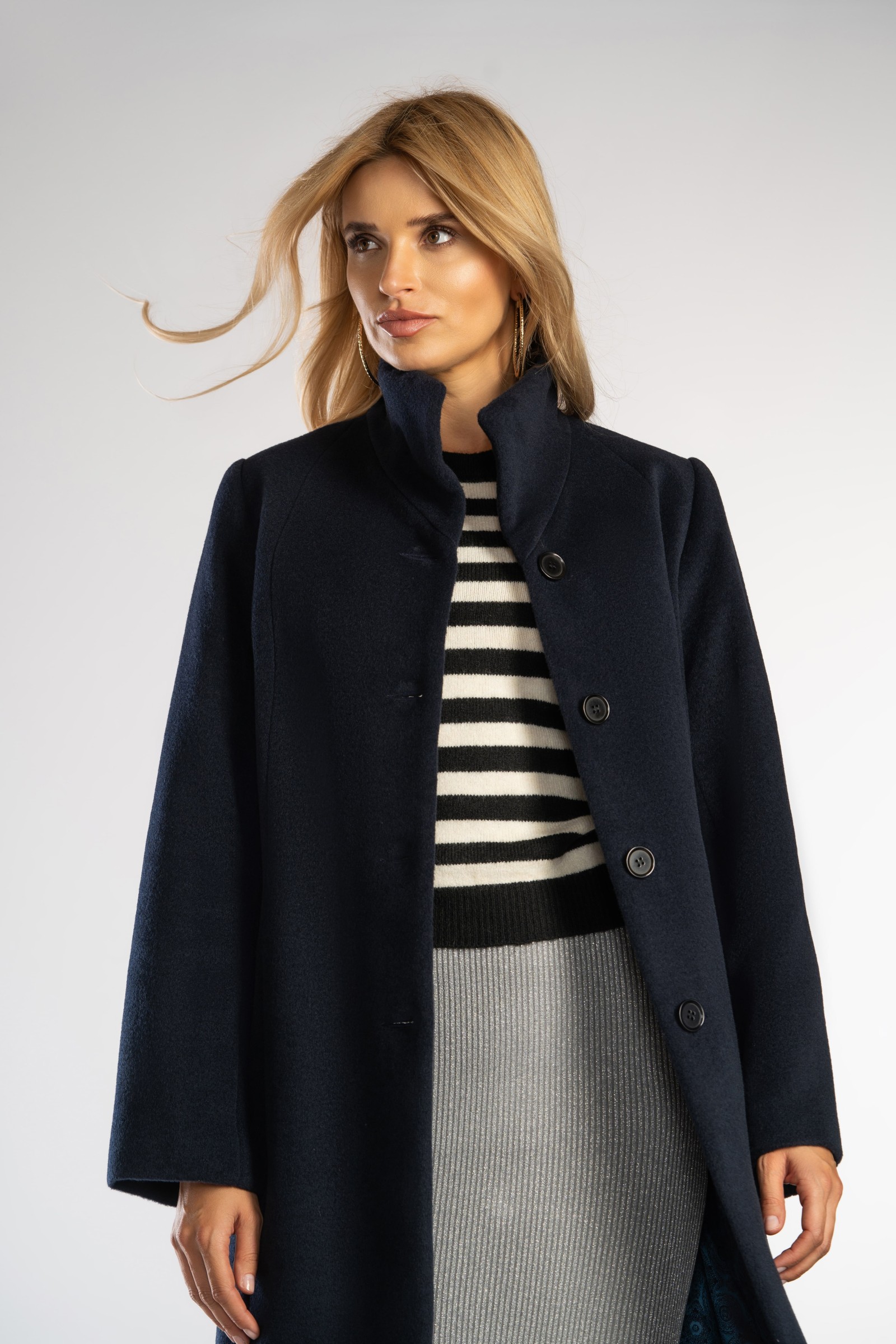 Prosty, wełniany płaszcz ze stójką idealny na większe rozmiary.