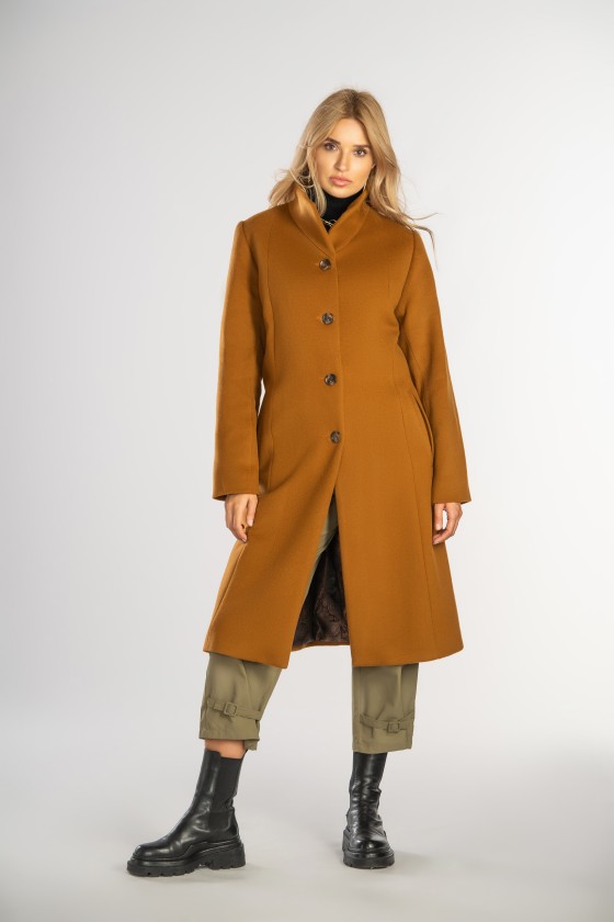 Prosty, wełniany płaszcz ze stójką idealny na większe rozmiary.