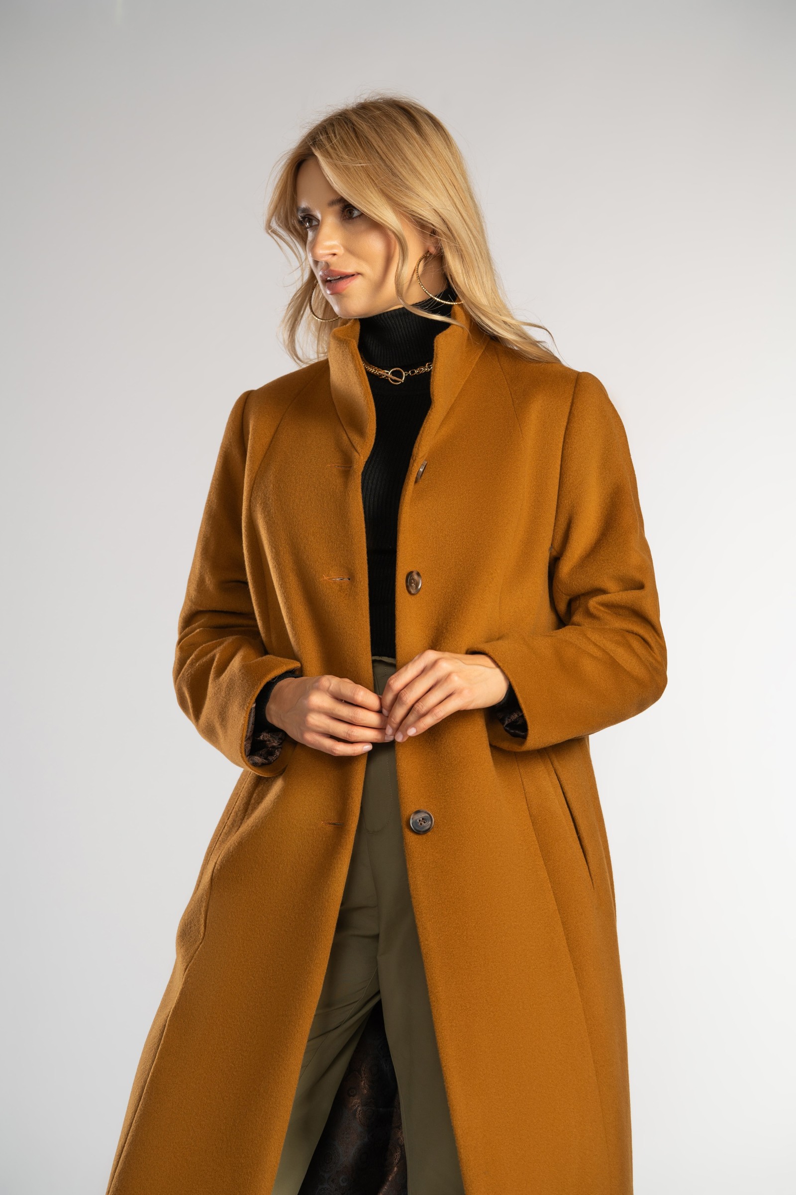 Prosty, wełniany płaszcz ze stójką idealny na większe rozmiary.