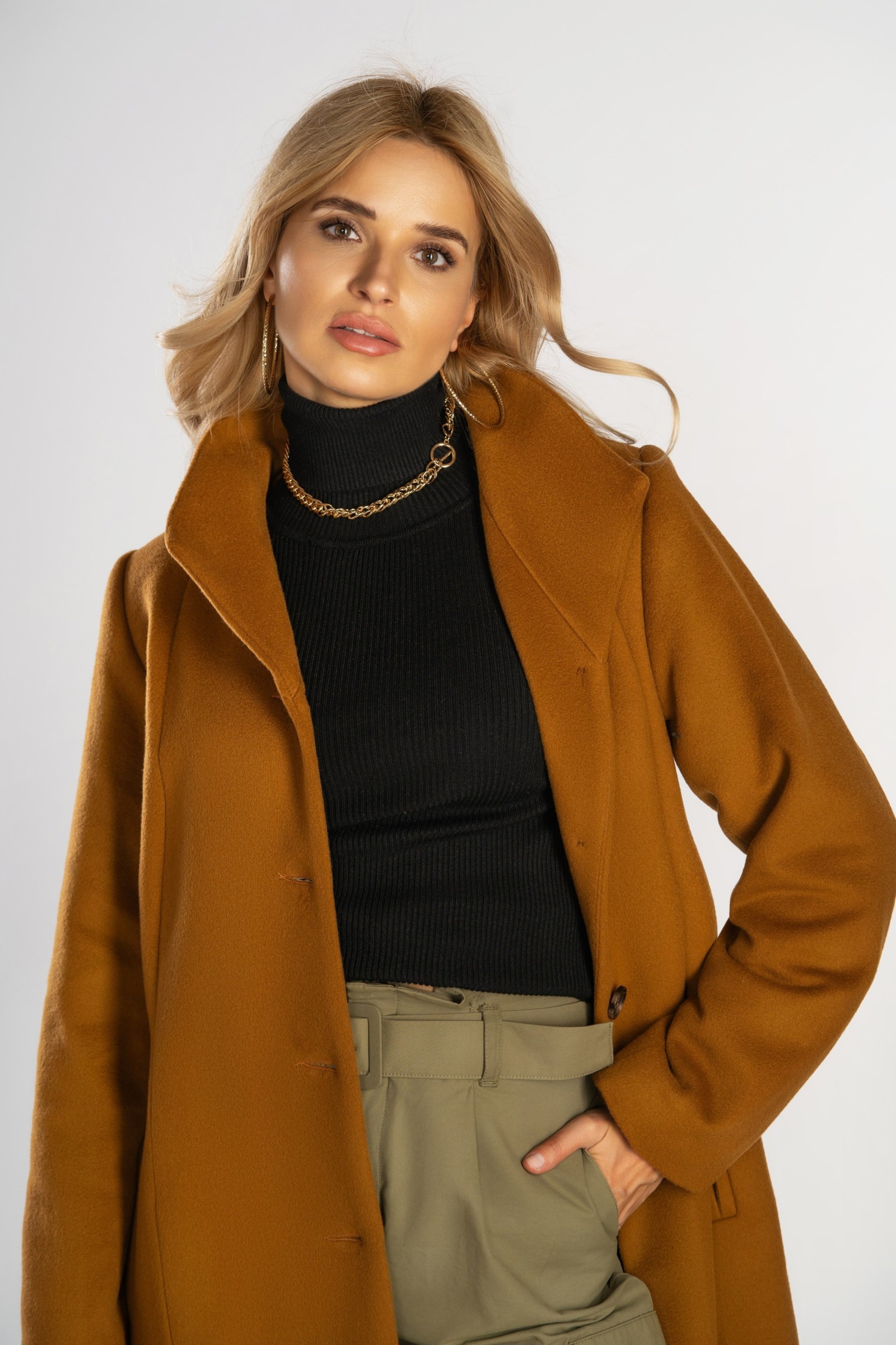 Prosty, wełniany płaszcz ze stójką idealny na większe rozmiary.