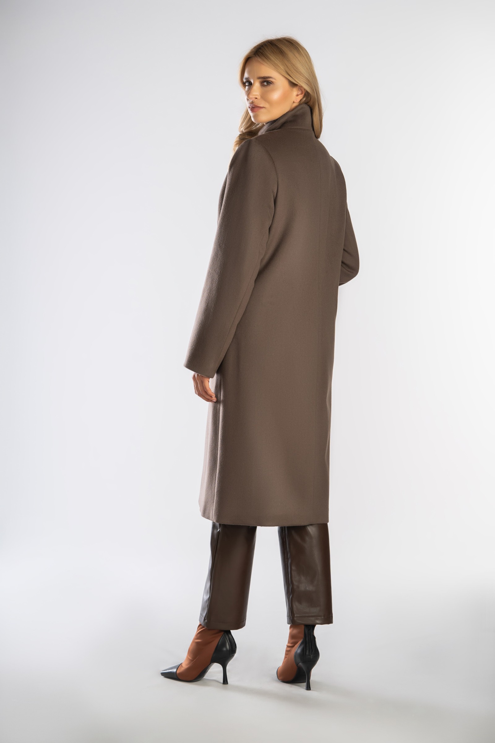 Prosty, wełniany płaszcz ze stójką idealny na większe rozmiary.