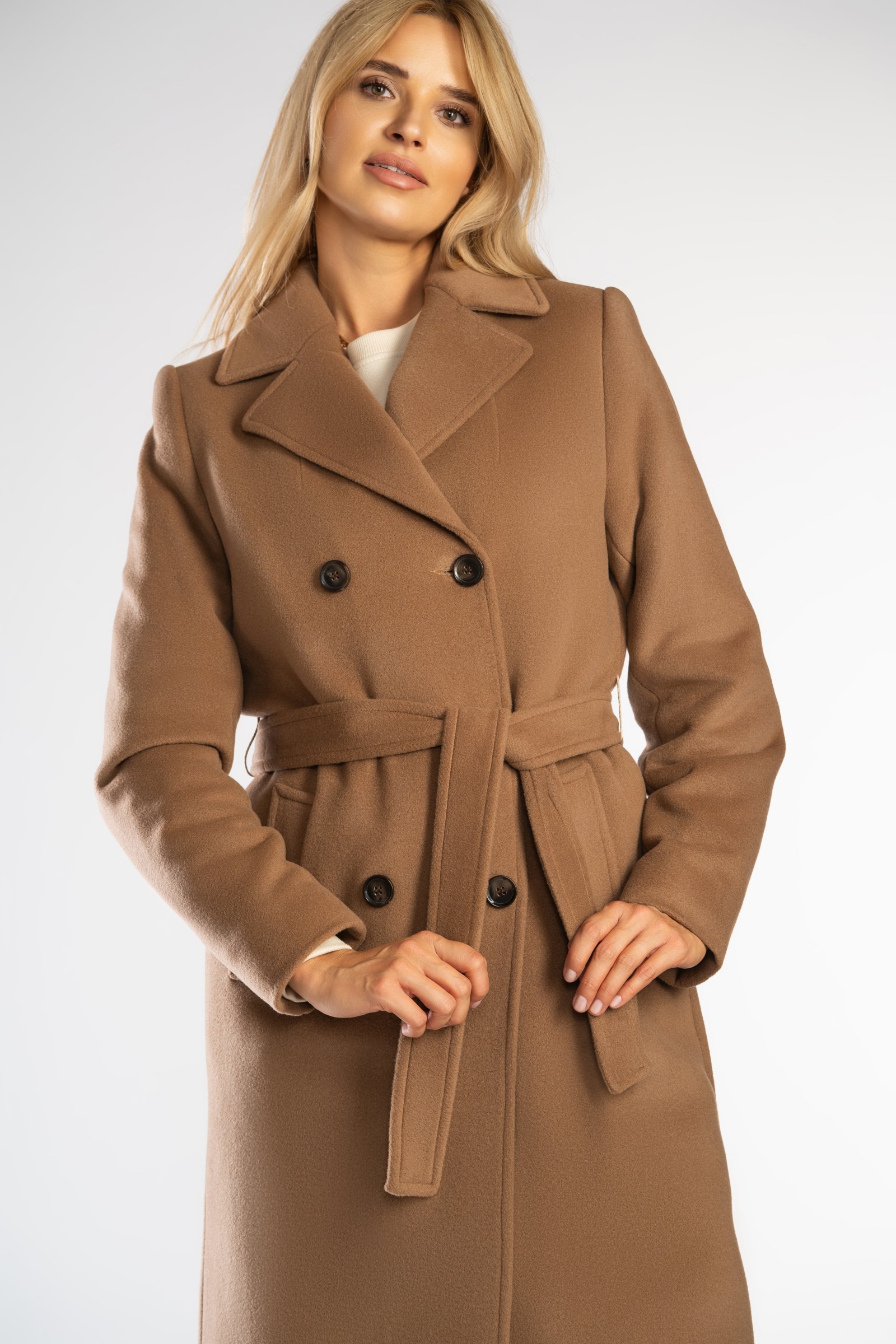 Ponadczasowy, długi płaszcz z paskiem wiązanym w talii.
Zimowy, dwurzędowy damski trencz.