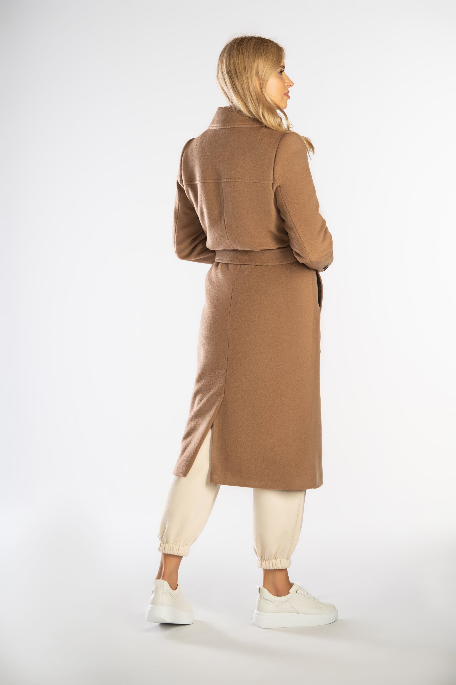 Ponadczasowy, długi płaszcz z paskiem wiązanym w talii.
Zimowy, dwurzędowy damski trencz.