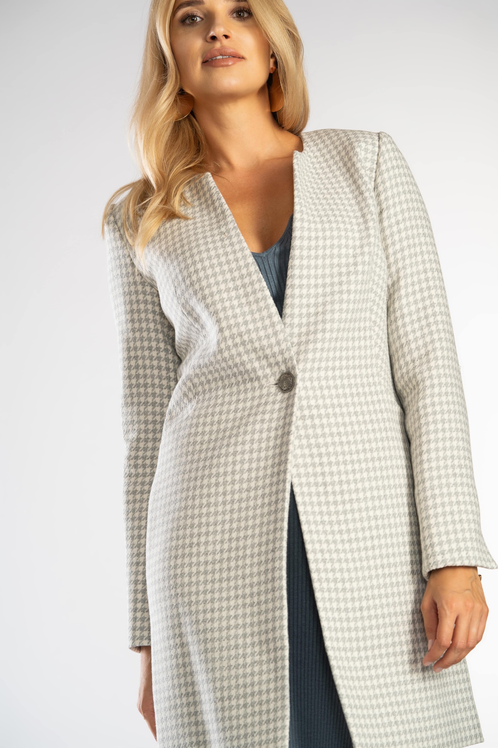 Prosty, elegancki płaszcz zapinany na guzik w talii.