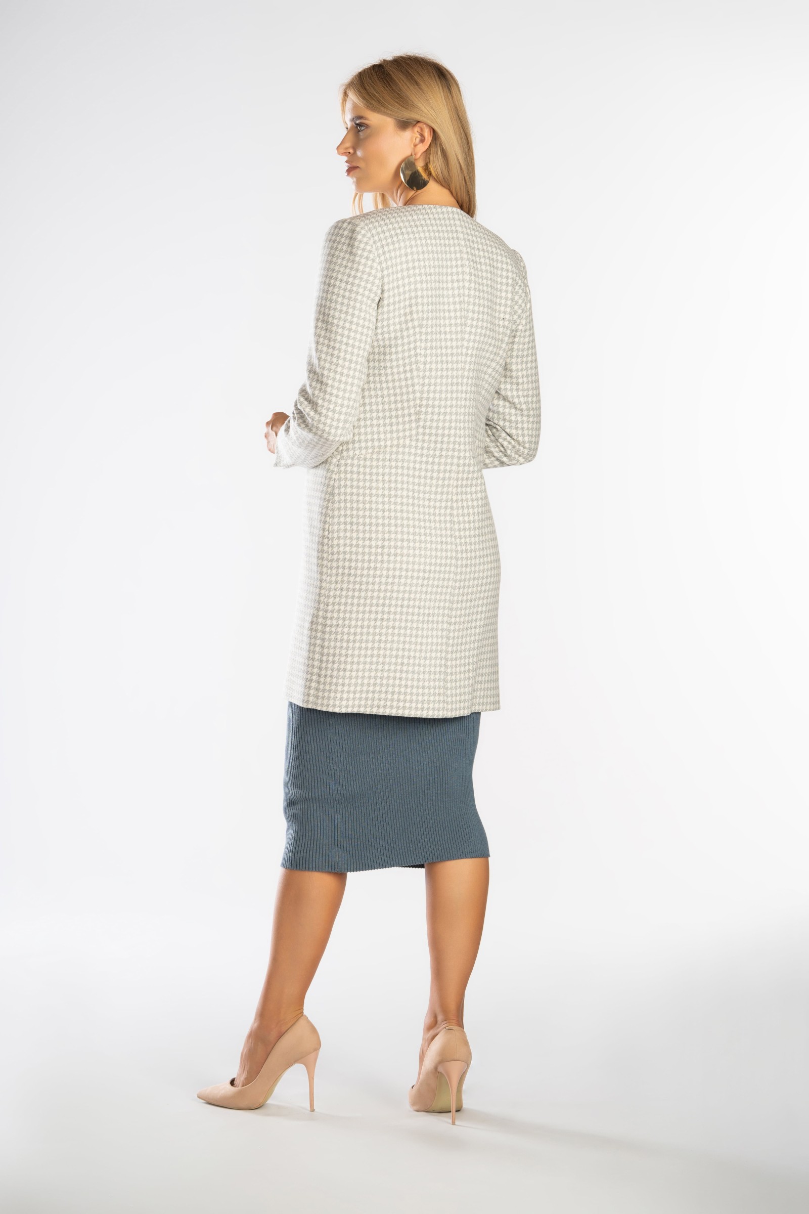 Prosty, elegancki płaszcz zapinany na guzik w talii.