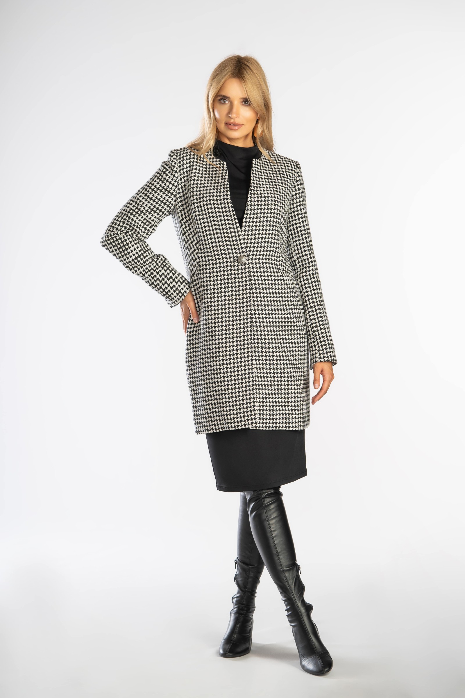 Prosty, elegancki płaszcz zapinany na guzik w talii.