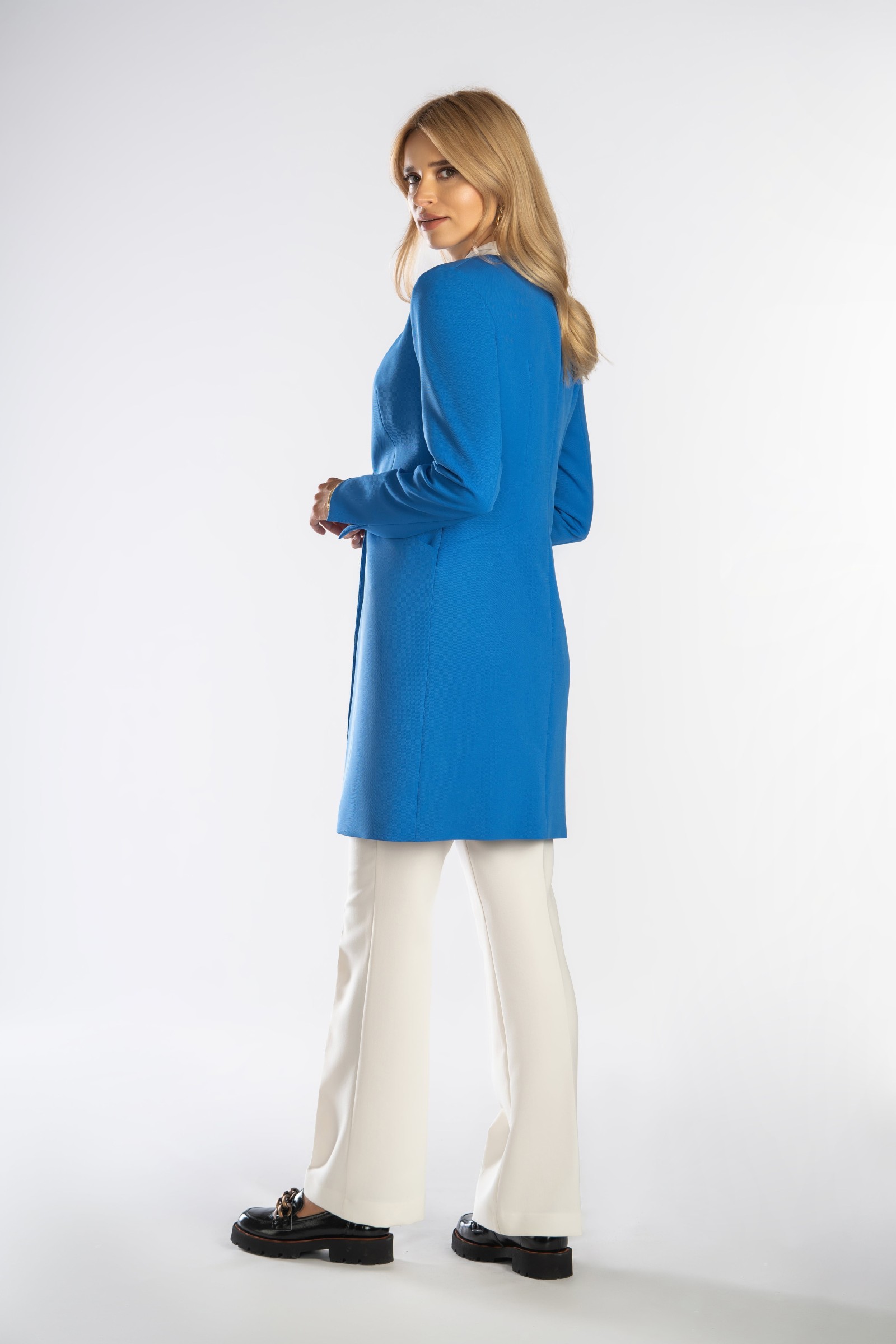 Prosty, elegancki płaszcz zapinany na guzik w talii.