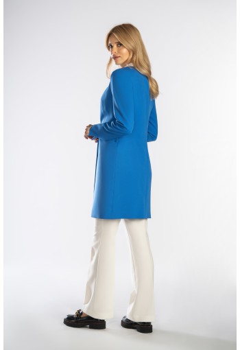 Prosty, elegancki płaszcz zapinany na guzik w talii.