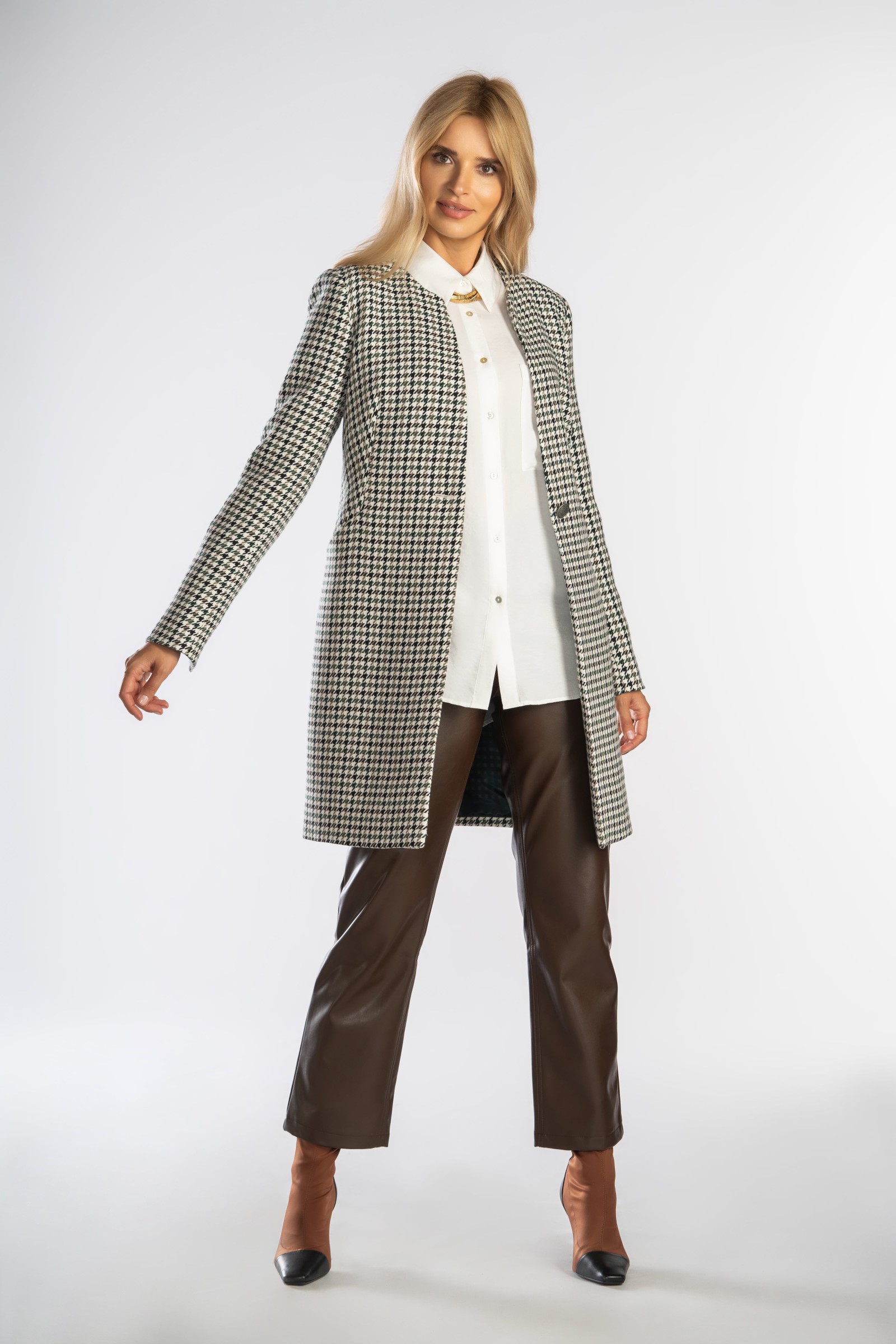 Prosty, elegancki płaszcz zapinany na guzik w talii.