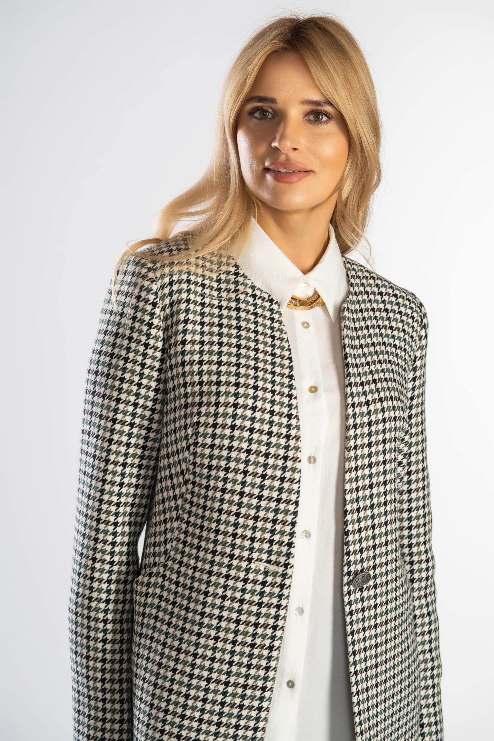 Prosty, elegancki płaszcz zapinany na guzik w talii.