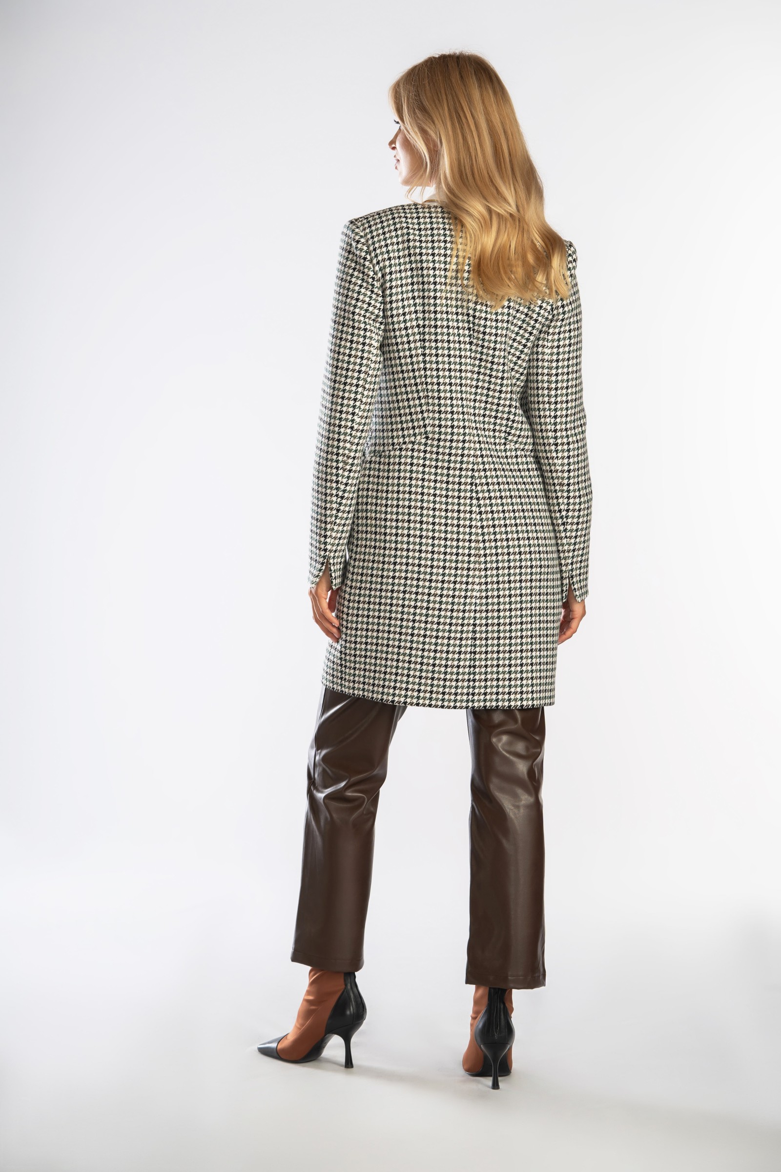 Prosty, elegancki płaszcz zapinany na guzik w talii.