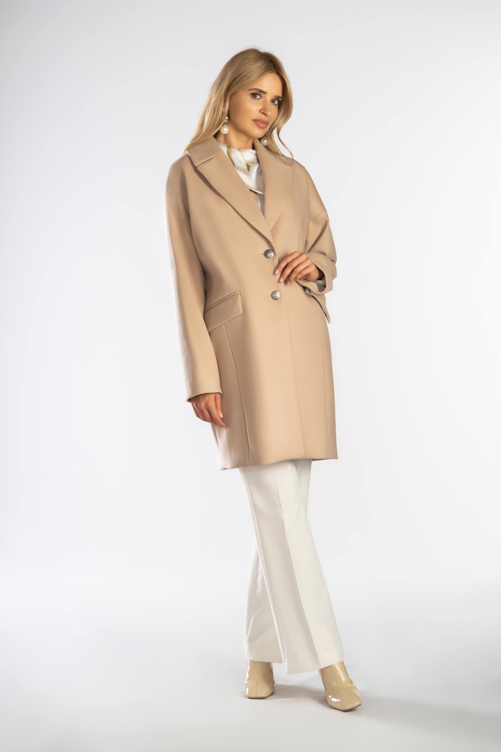 Płaszcz typu oversize z opuszczonym rękawem.