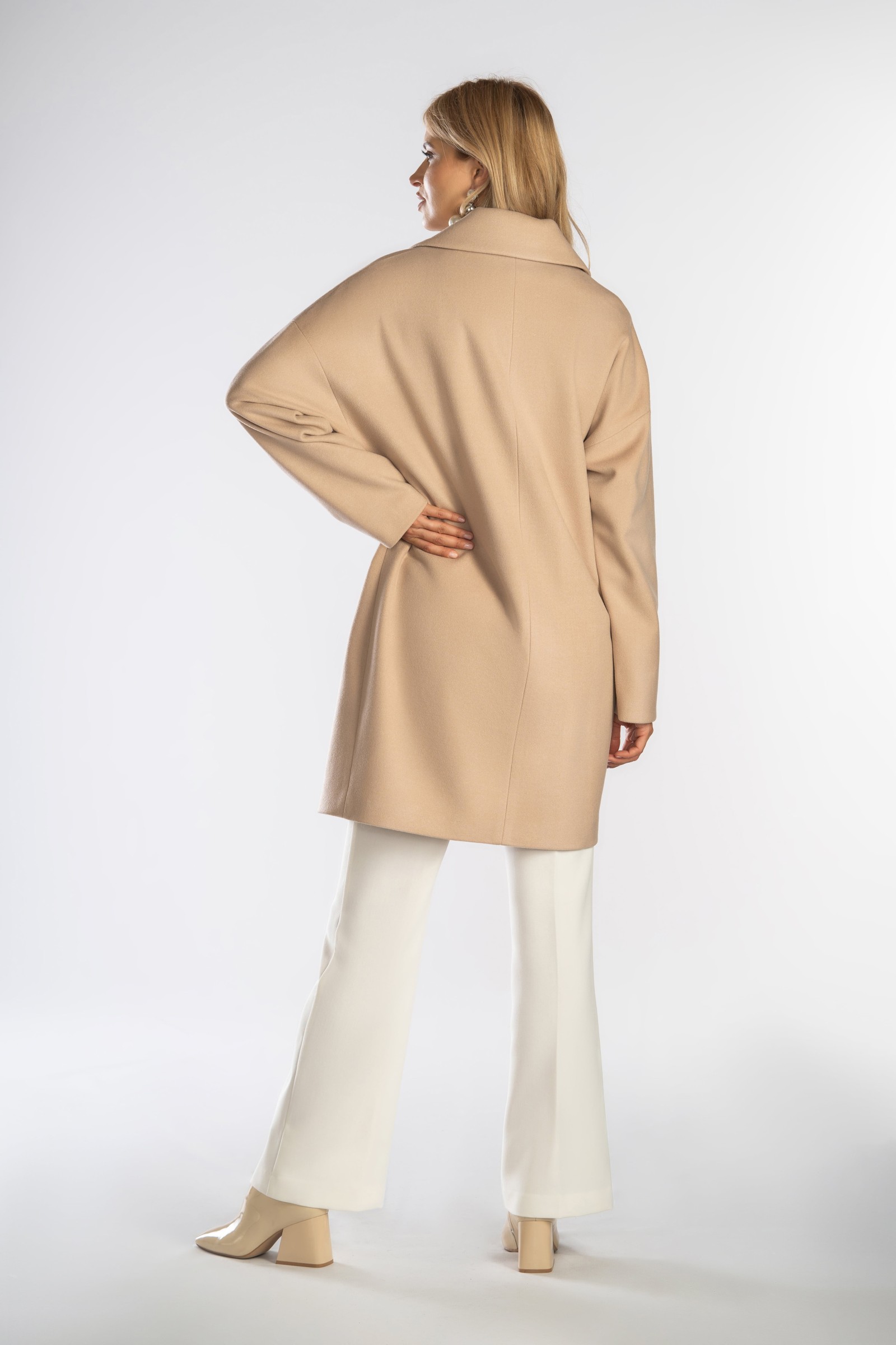 Płaszcz typu oversize z opuszczonym rękawem.