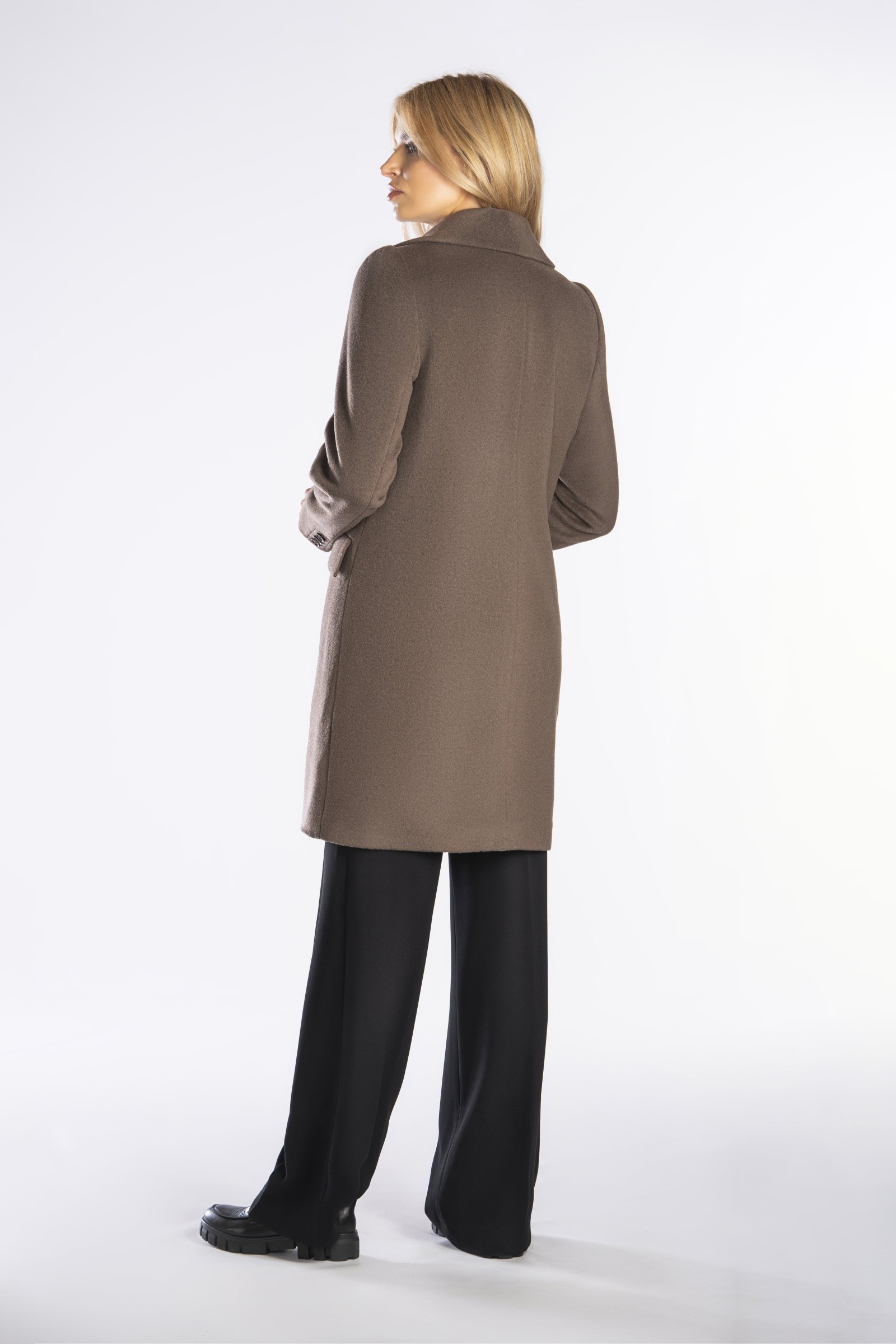 Klasyczna, prosta damska dyplomatka.