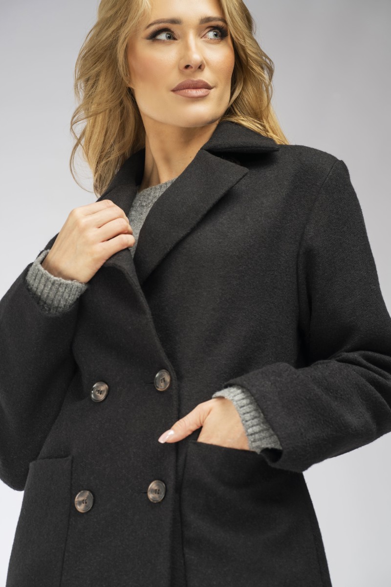 Prosty, długi płaszcz firmy Szulist m556 z naszywanymi kieszeniami, zapinany pod szyję - czarny