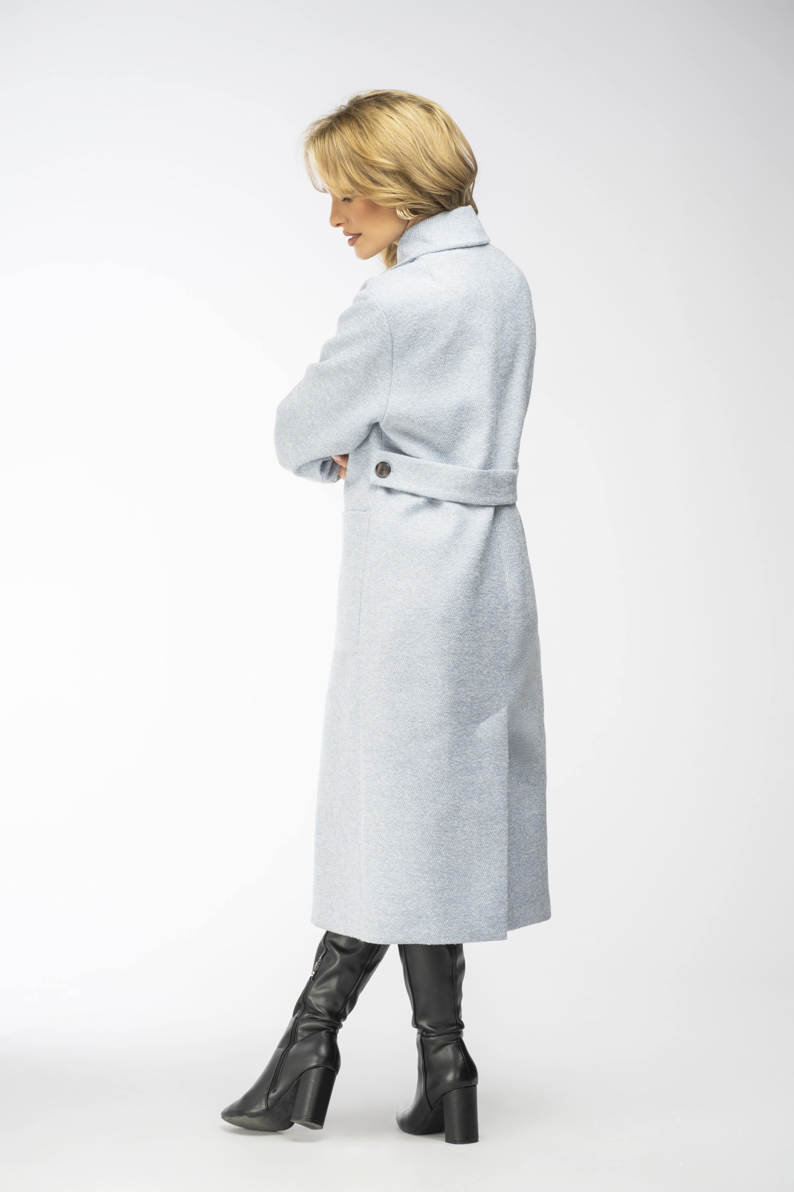 Prosty, długi płaszcz firmy Szulist m556 z naszywanymi kieszeniami, zapinany pod szyję - szaro-niebieski