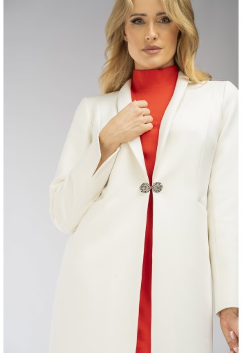 Prosty, elegancki płaszcz zapinany na na ozdobną haftkę talii marki Szulist - ecru