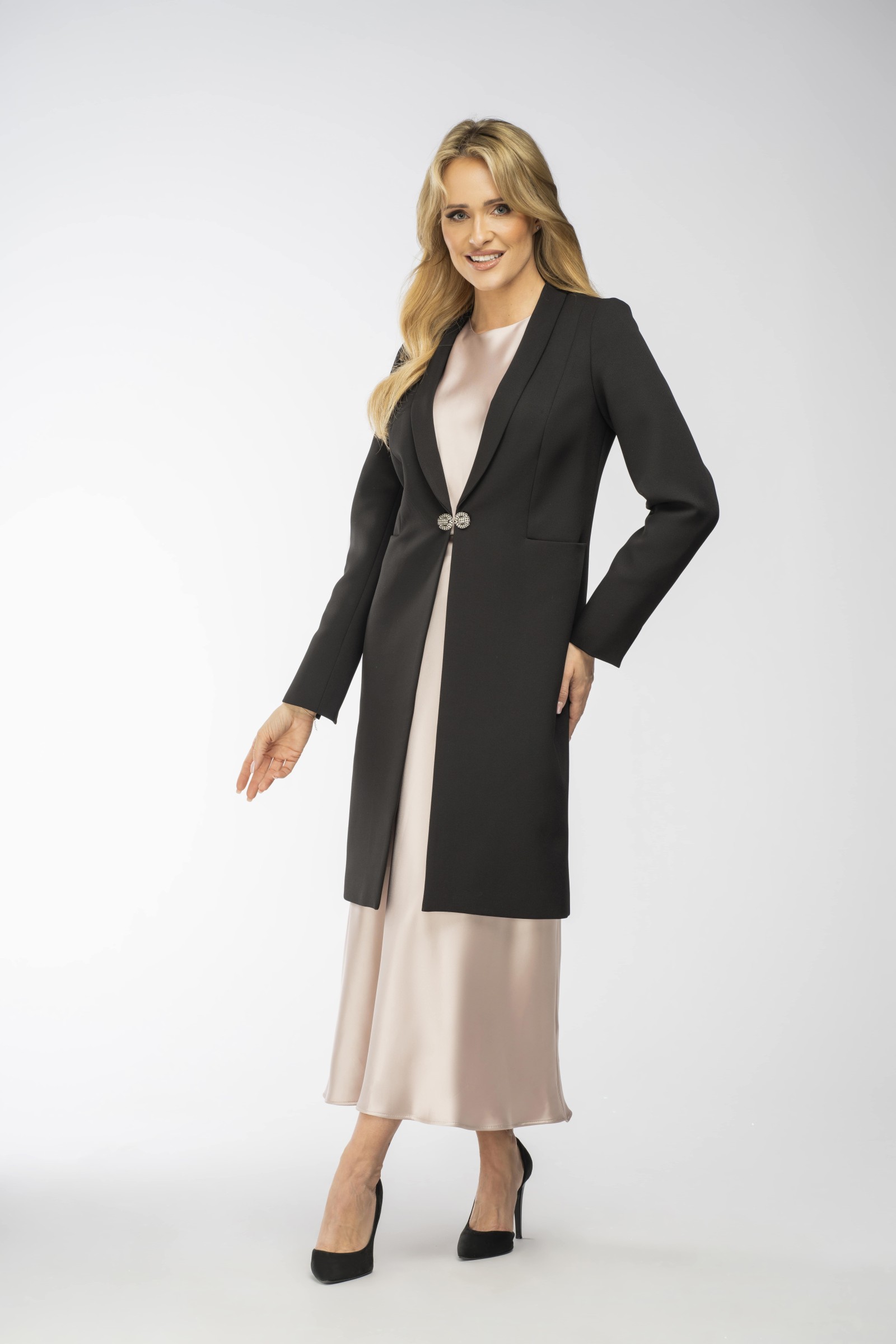 Prosty, elegancki płaszcz zapinany na na ozdobną haftkę talii marki Szulist - czarny