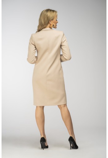 Prosty, elegancki płaszcz zapinany na na ozdobną haftkę talii marki Szulist - camelowy