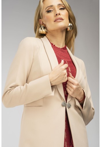 Prosty, elegancki płaszcz zapinany na na ozdobną haftkę talii marki Szulist - camelowy