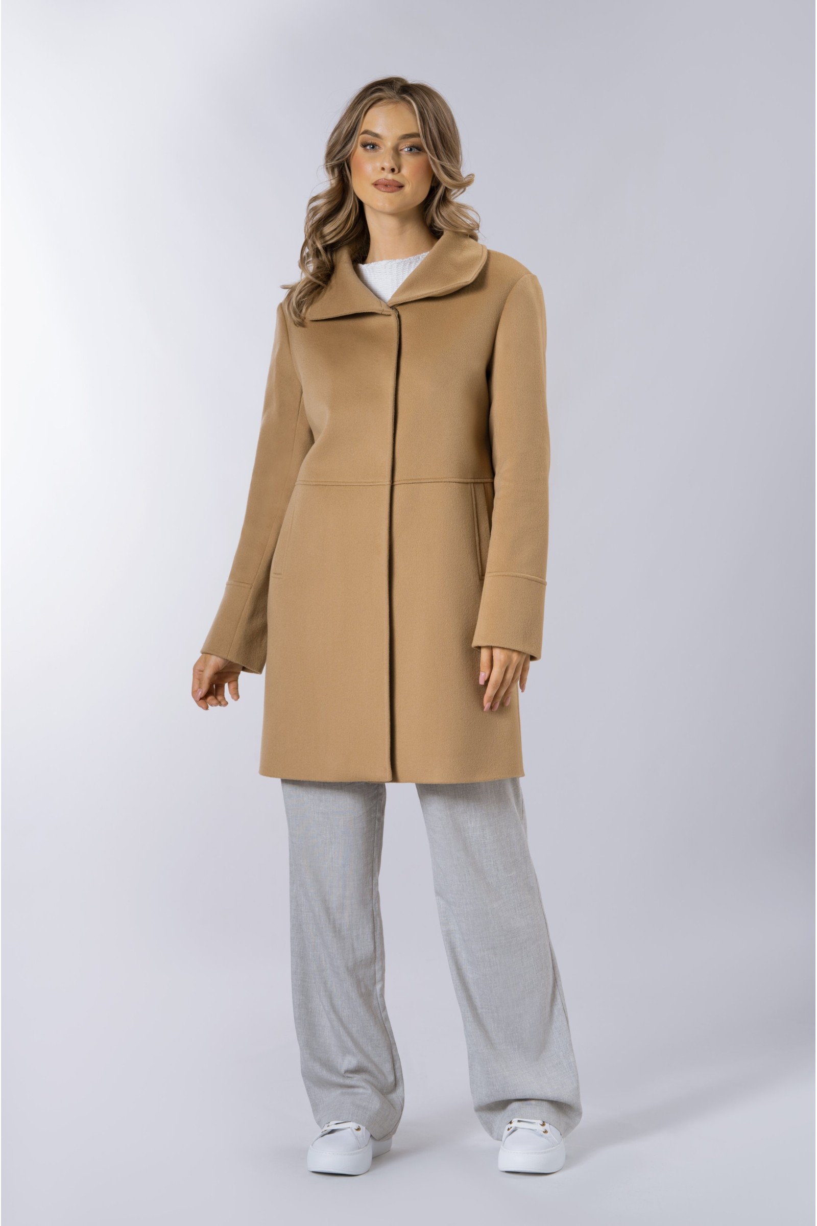 Prosty, krótki płaszcz z wykładaną stójką 555 camel