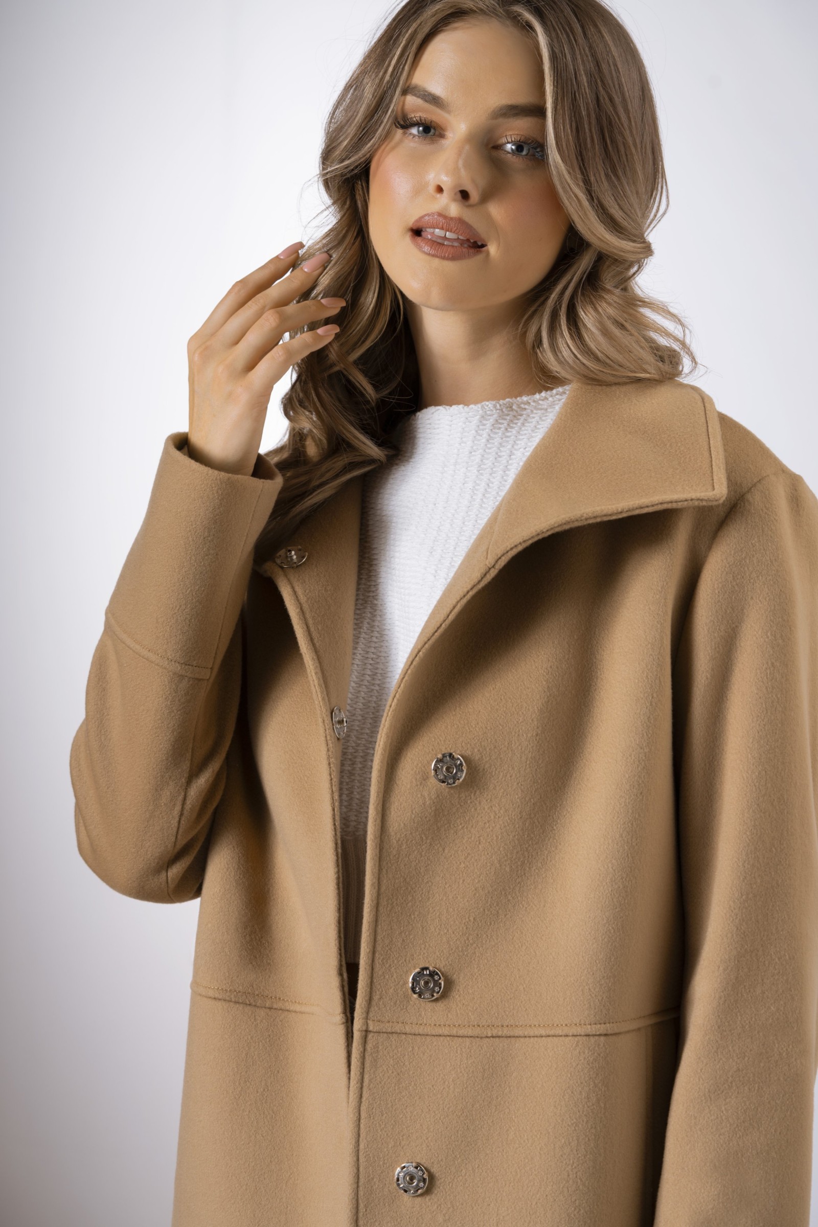 Prosty, krótki płaszcz z wykładaną stójką 555 camel