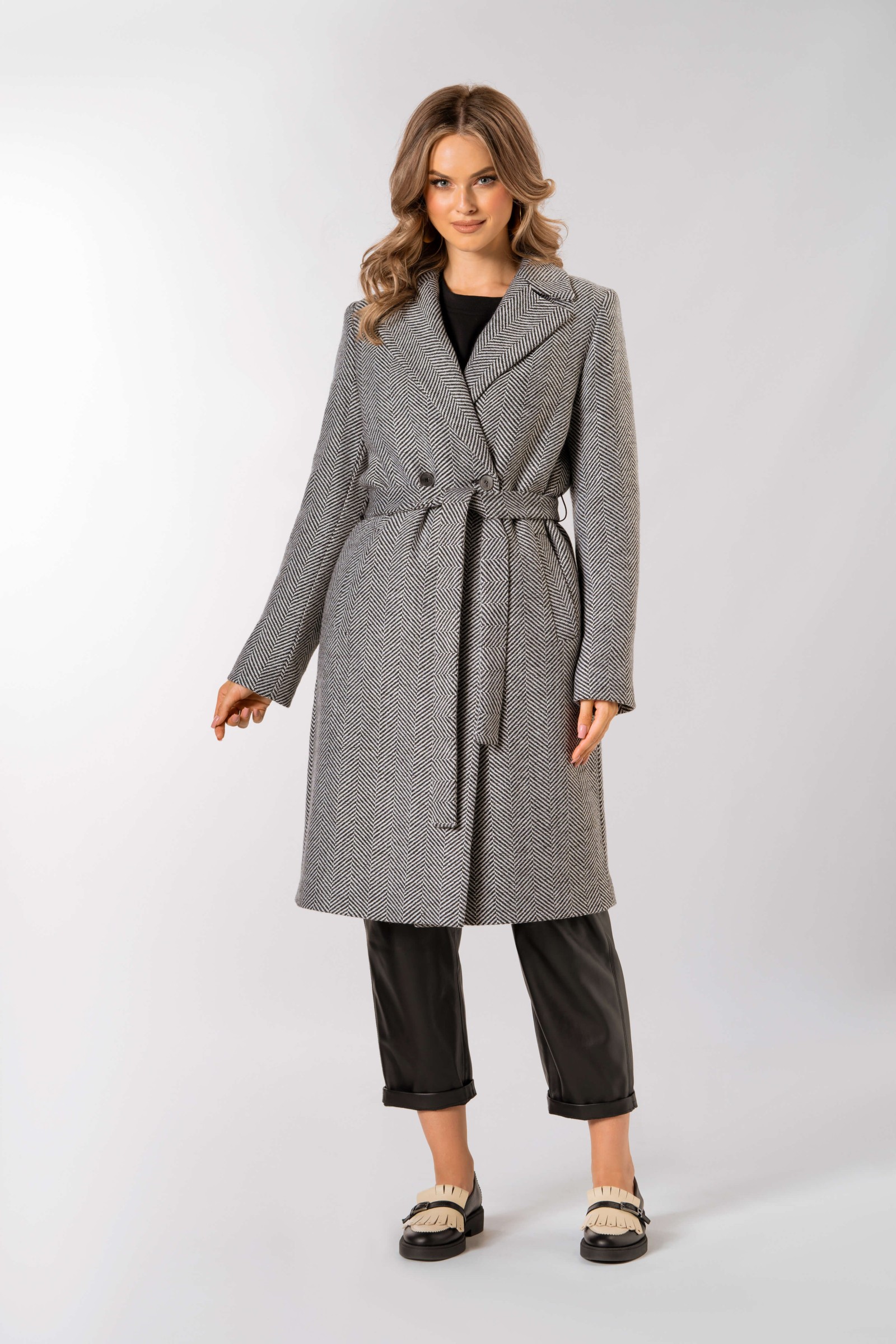 Klasyczny, lekko dopasowany płaszcz, wiązany paskiem w talii 526 jodełka