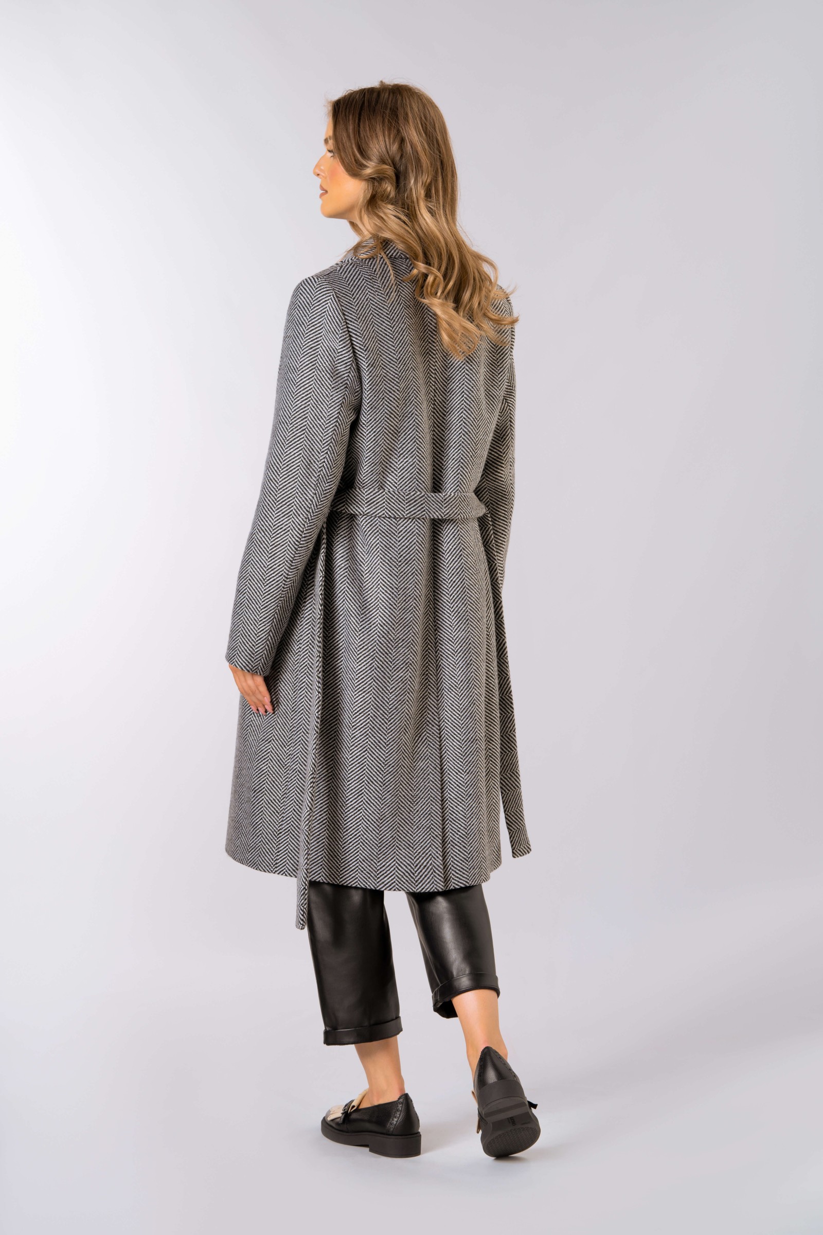 Klasyczny, lekko dopasowany płaszcz, wiązany paskiem w talii 526 jodełka