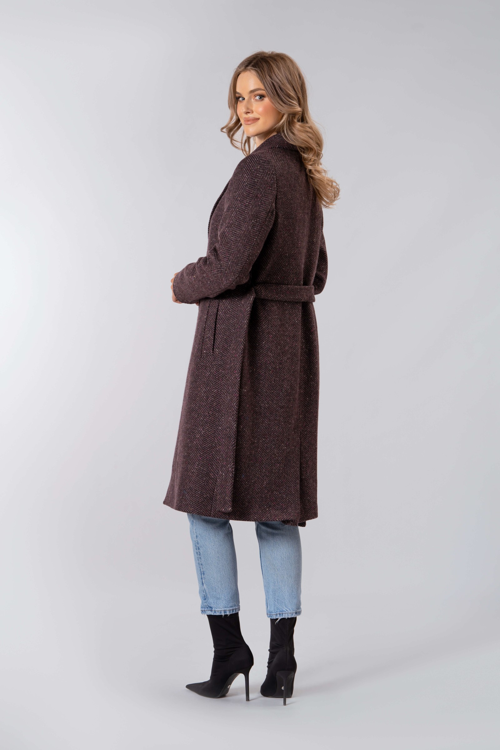 Klasyczny, lekko dopasowany płaszcz, wiązany paskiem w talii 526 jodełka