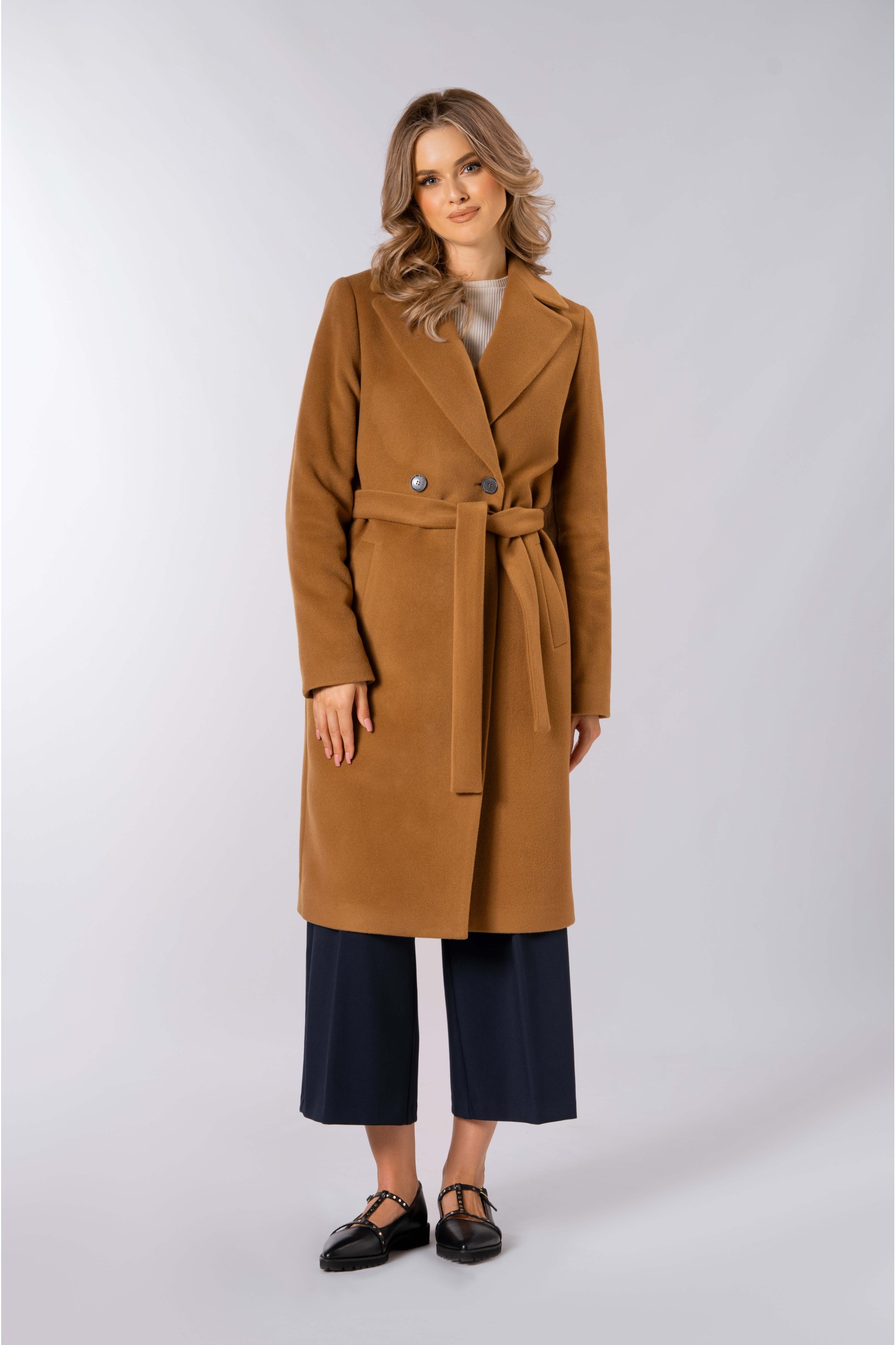 Klasyczny, lekko dopasowany płaszcz, wiązany paskiem w talii 526 camel