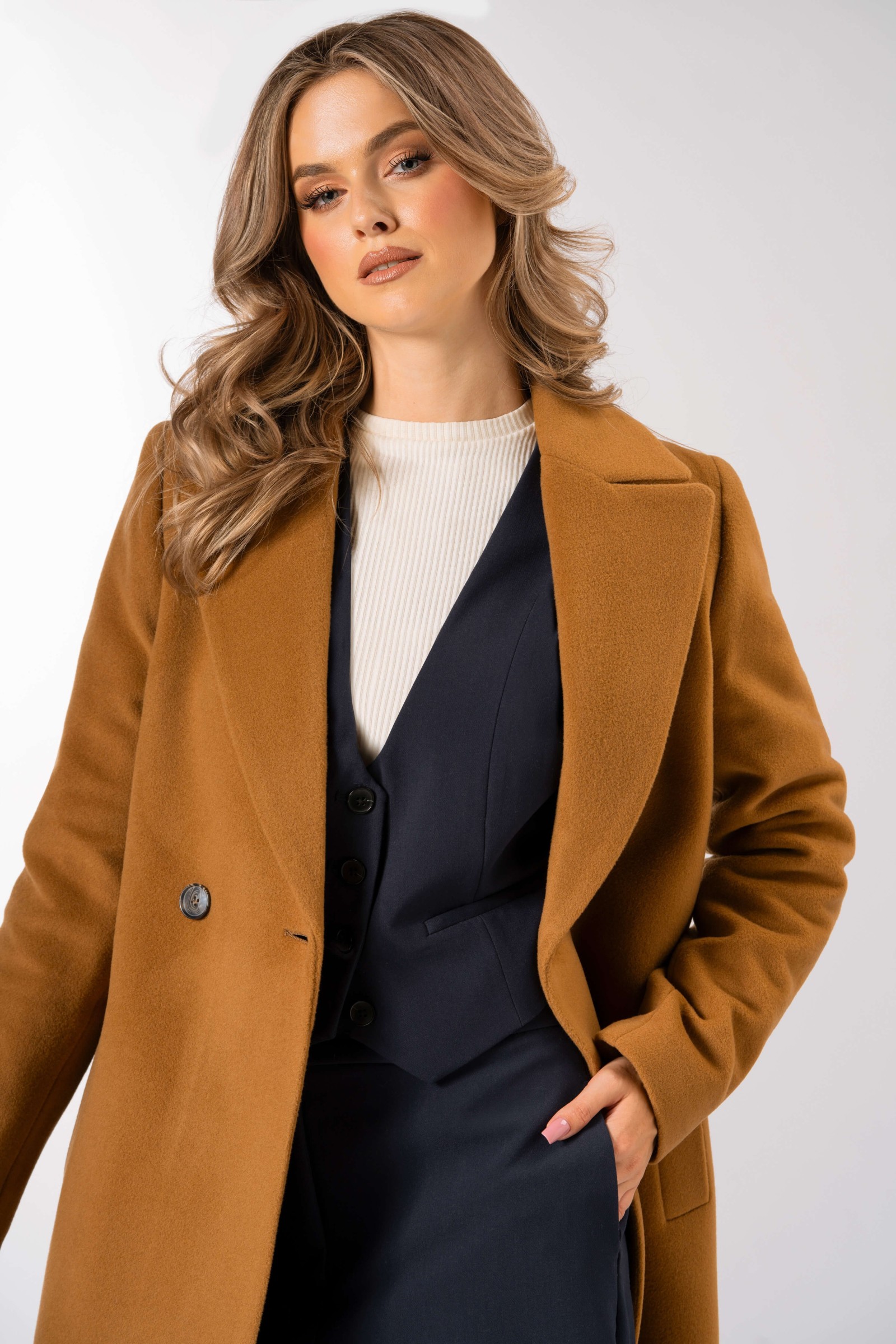 Klasyczny, lekko dopasowany płaszcz, wiązany paskiem w talii 526 camel