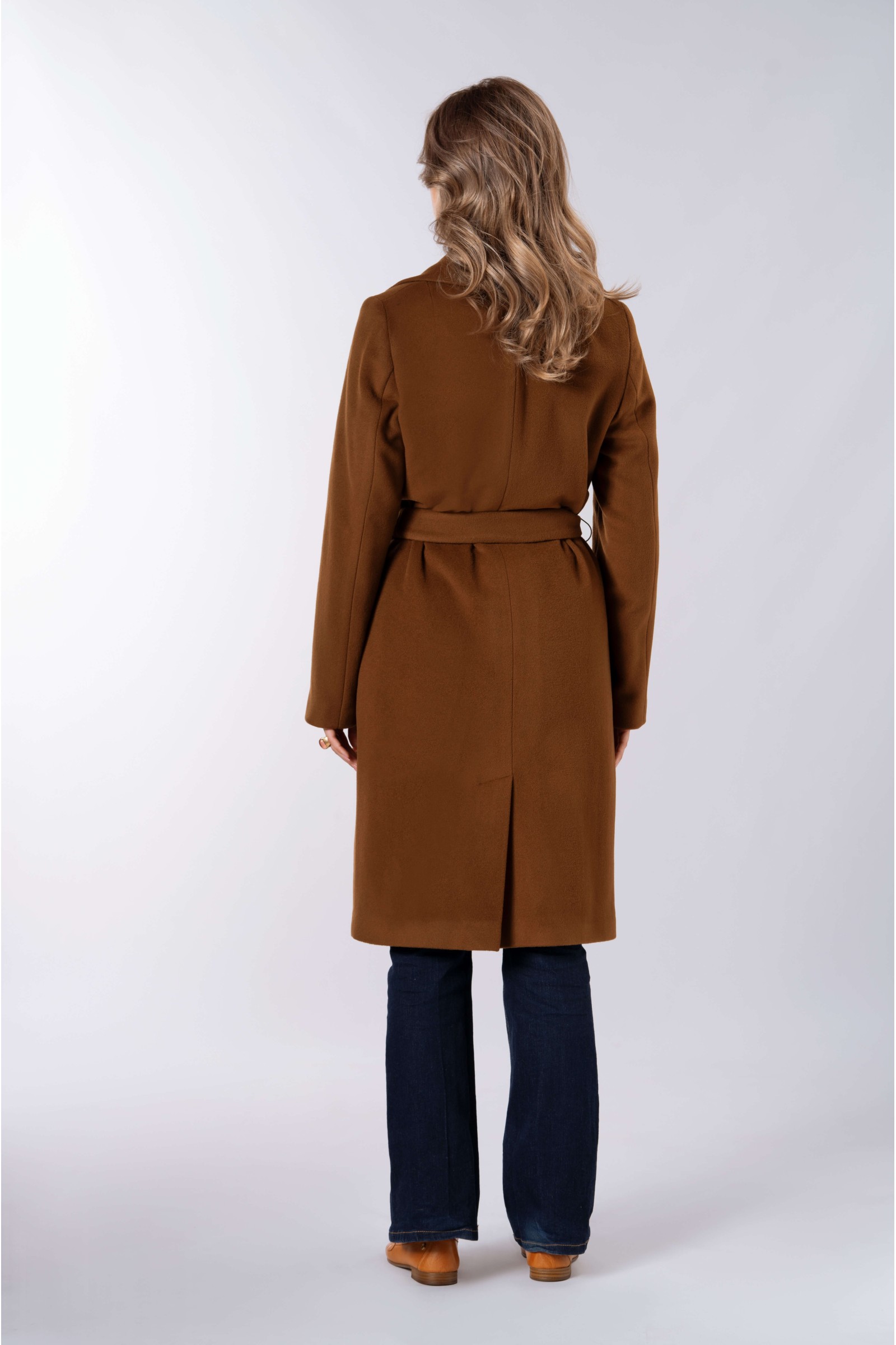 Klasyczny, lekko dopasowany płaszcz, wiązany paskiem w talii 526 ciemny camel