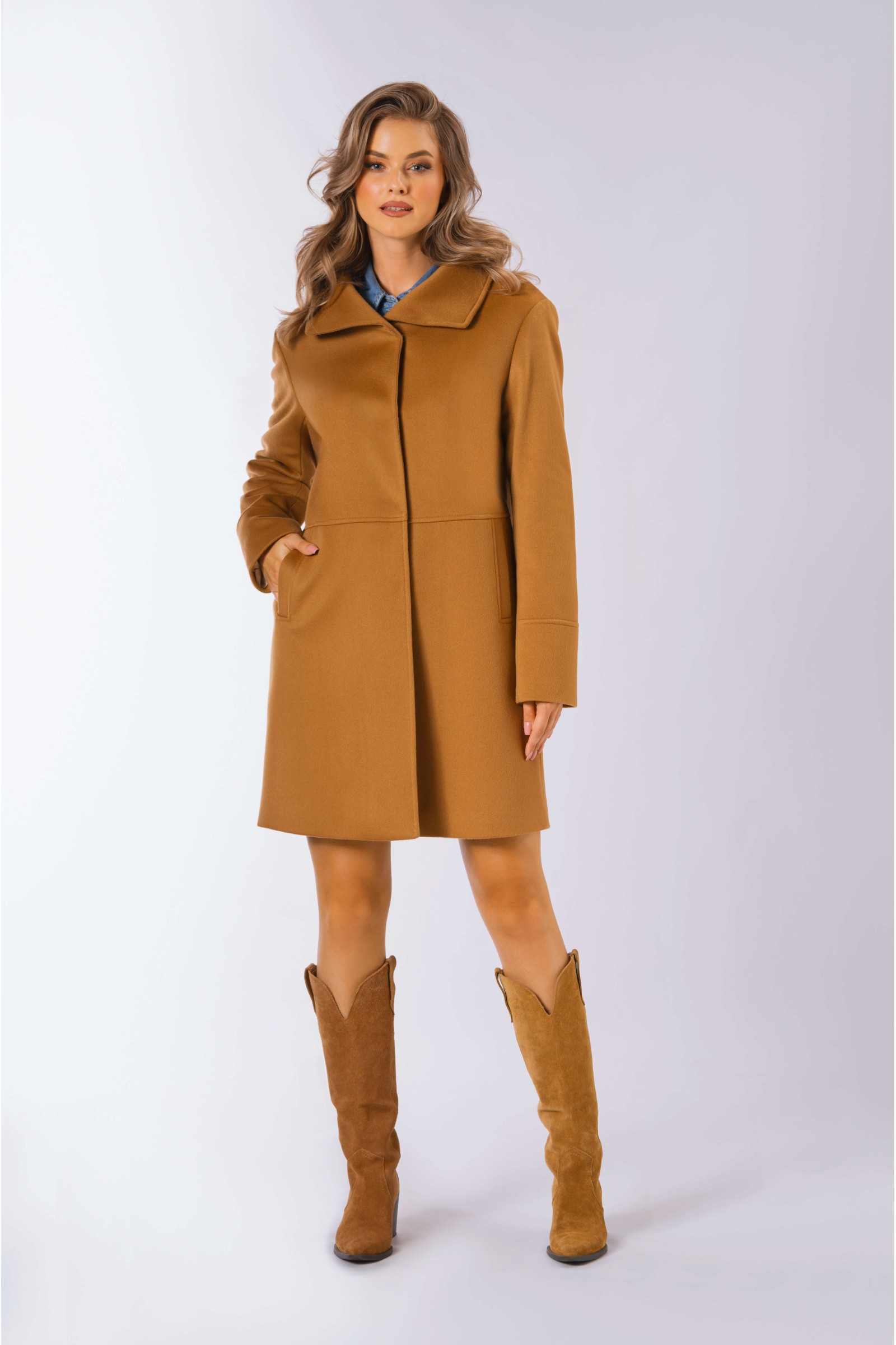 Prosty, krótki płaszcz z wykładaną stójką 555 ciemny camel