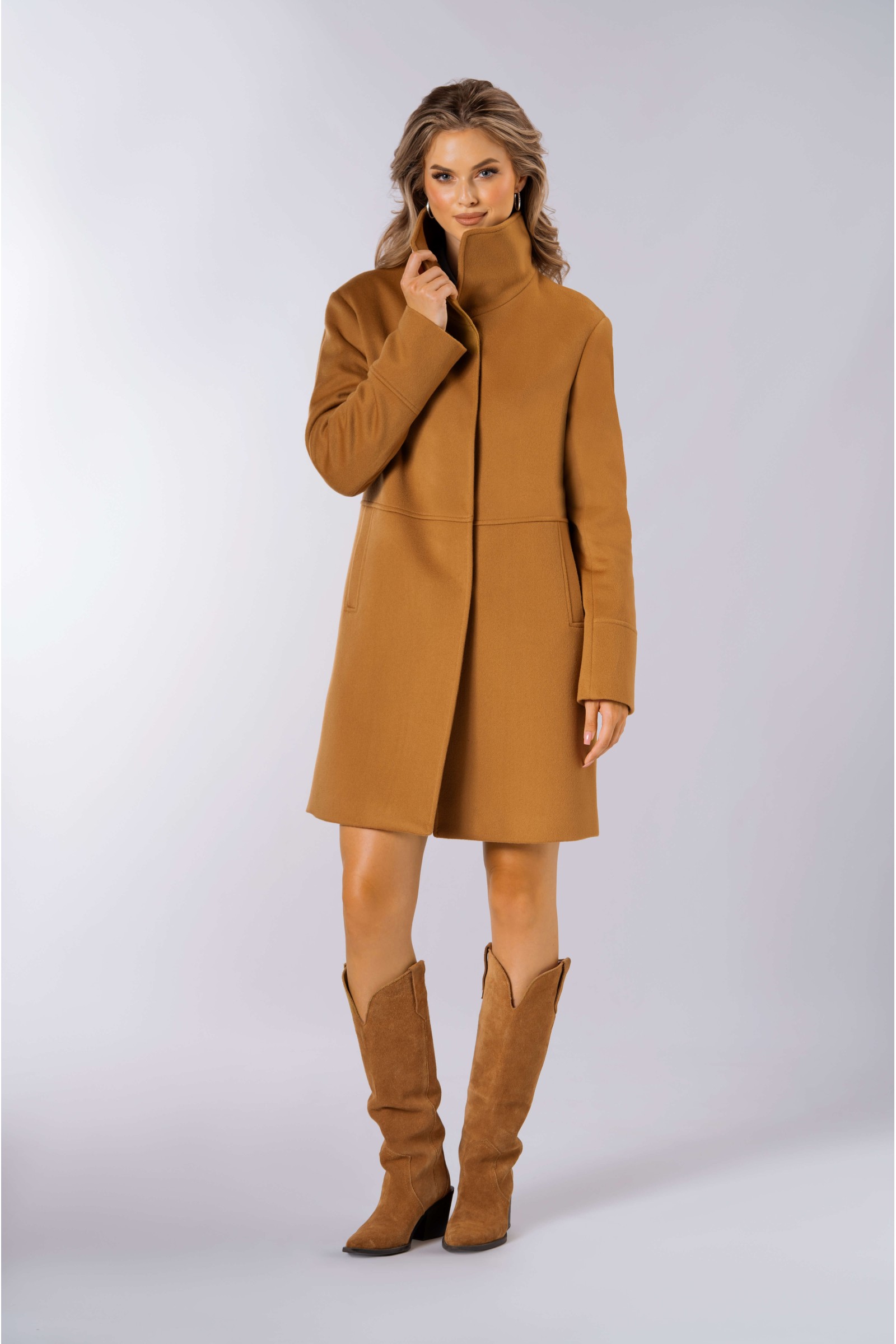 Prosty, krótki płaszcz z wykładaną stójką 555 ciemny camel