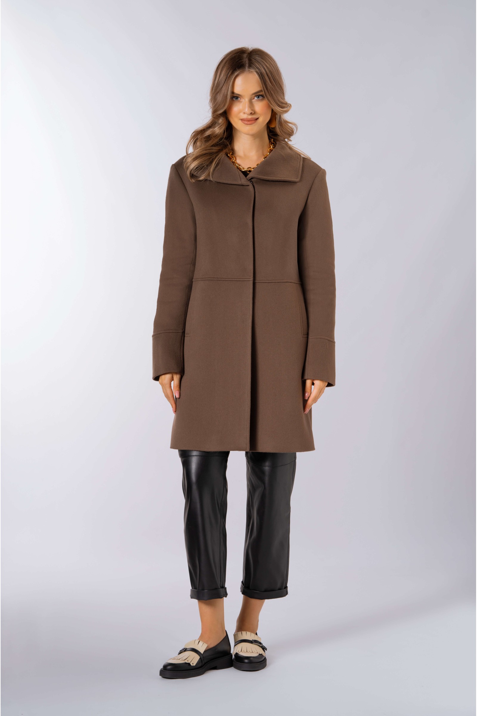 Prosty, krótki płaszcz z wykładaną stójką 555 brązowy