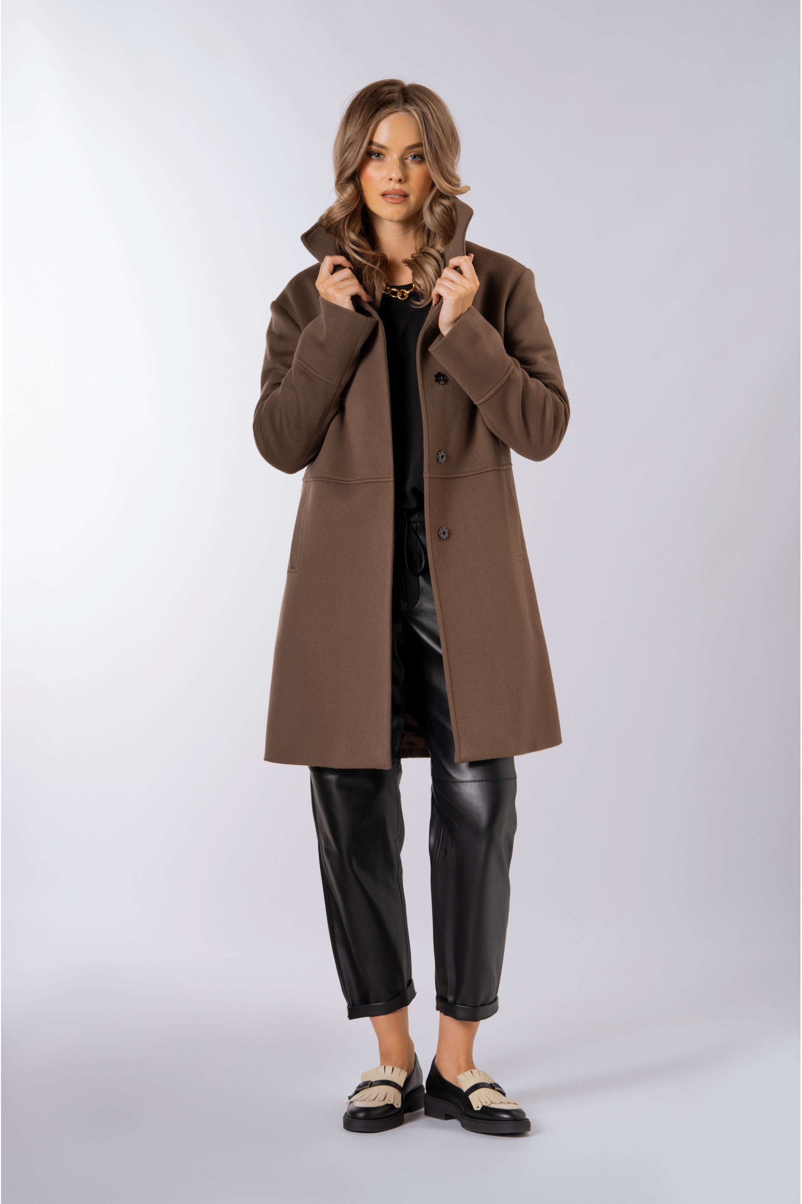 Prosty, krótki płaszcz z wykładaną stójką 555 brązowy