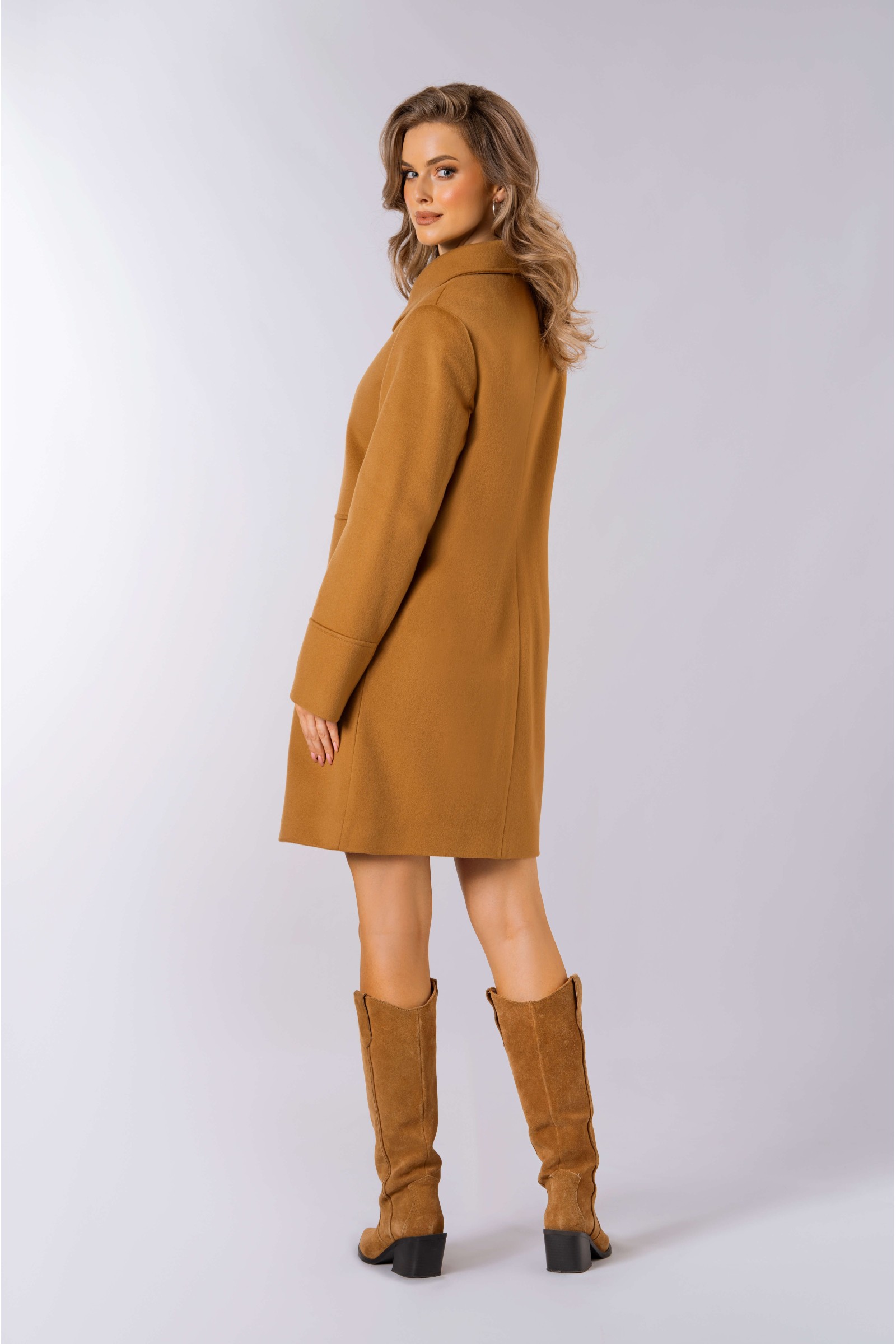 Prosty, krótki płaszcz z wykładaną stójką 555 ciemny camel