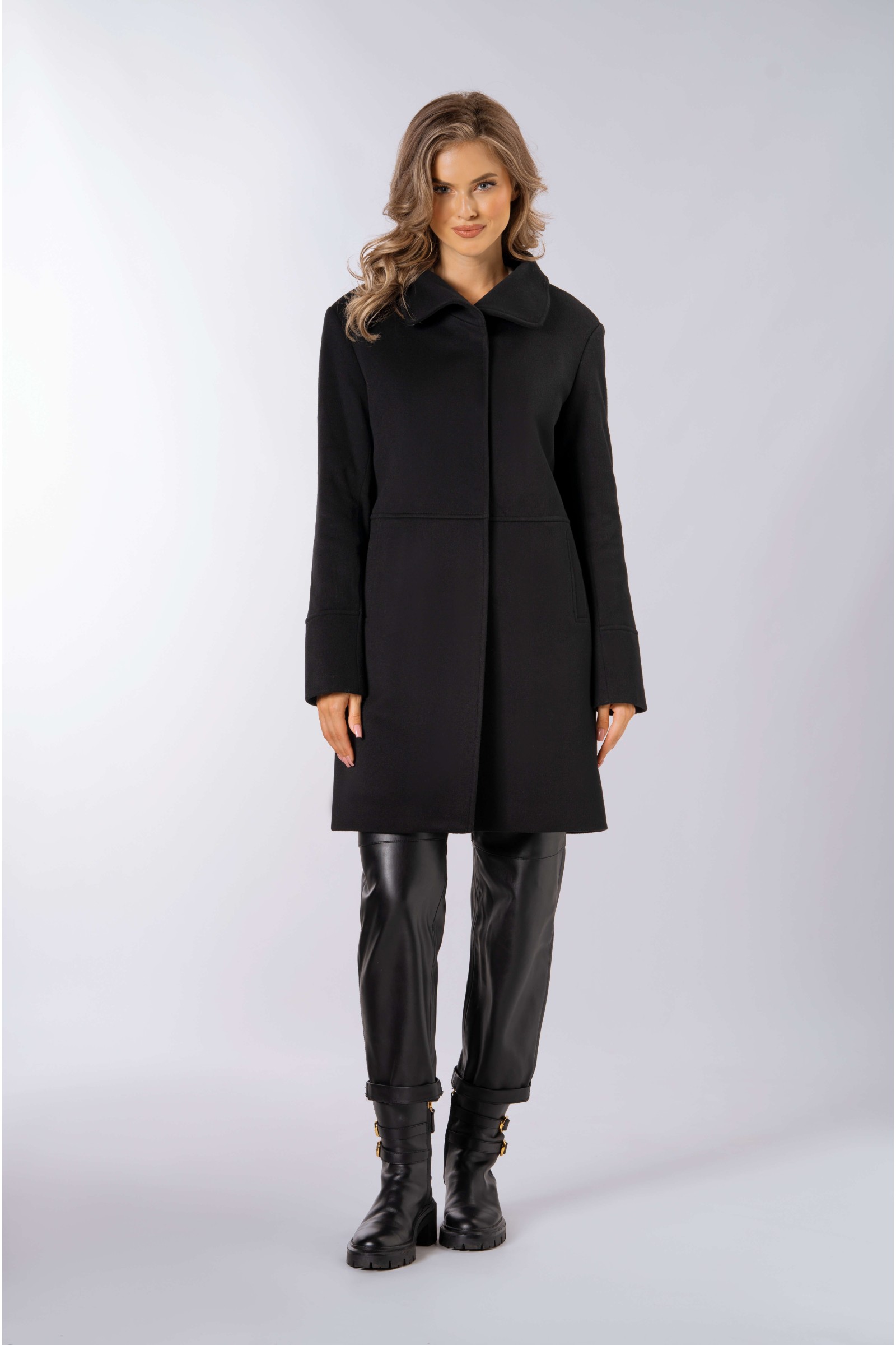 Prosty, krótki płaszcz z wykładaną stójką 555 czarny