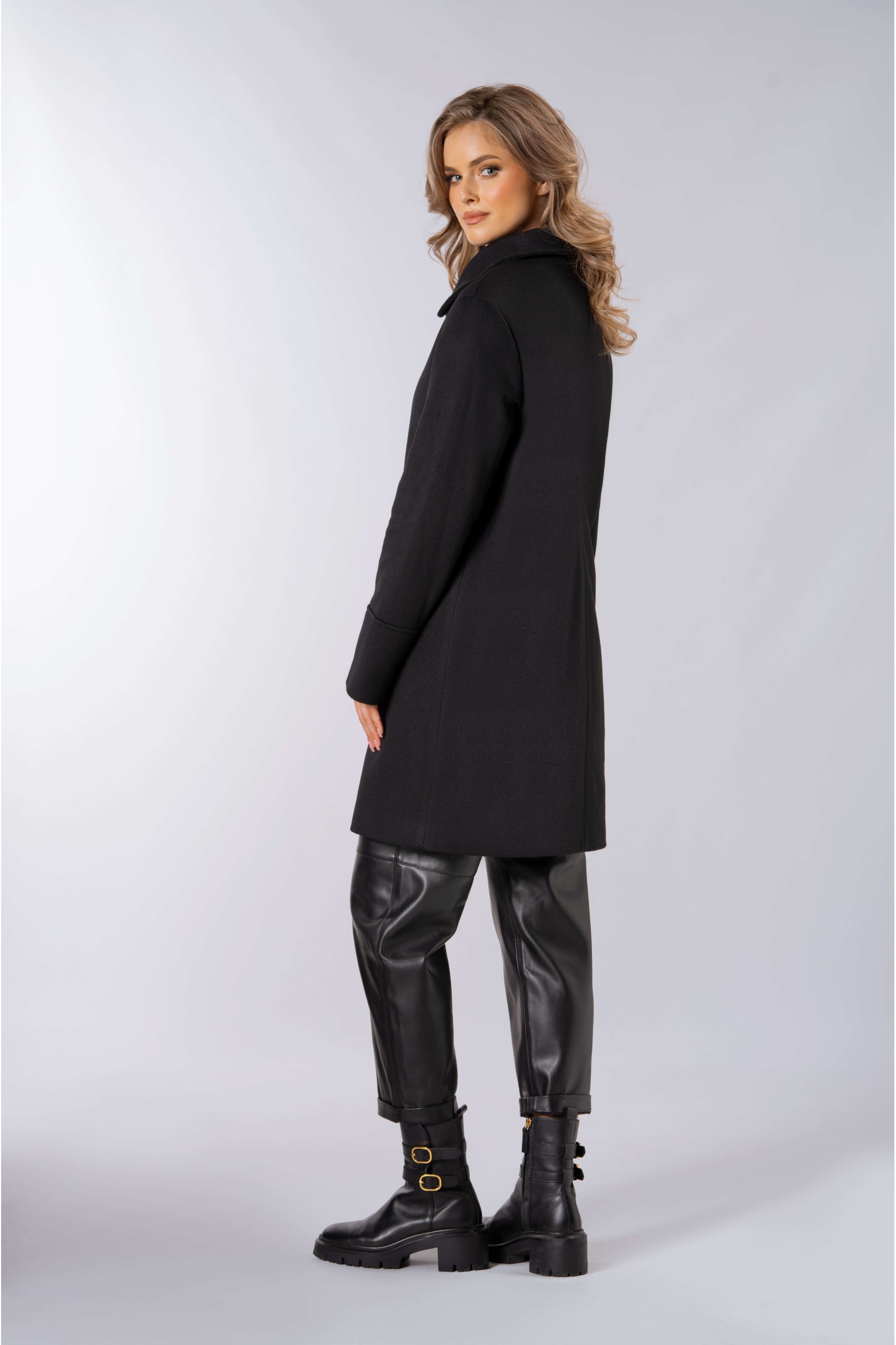 Prosty, krótki płaszcz z wykładaną stójką 555 czarny