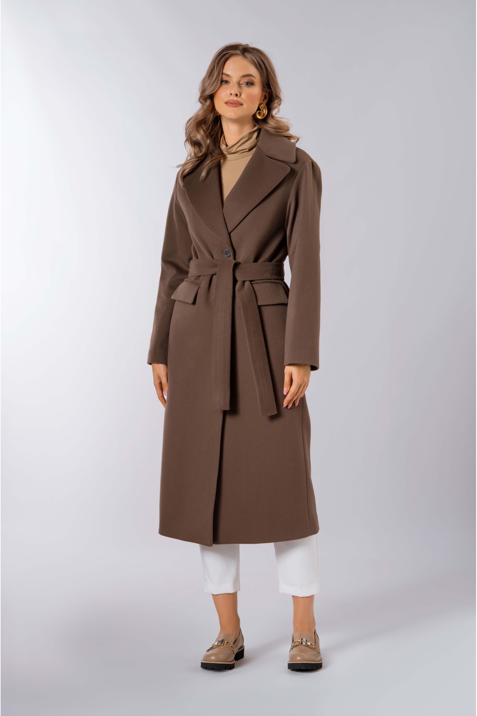 Długi, prosty płaszcz, wiązany paskiem w talii z patkami na kieszeniach 562 brąz