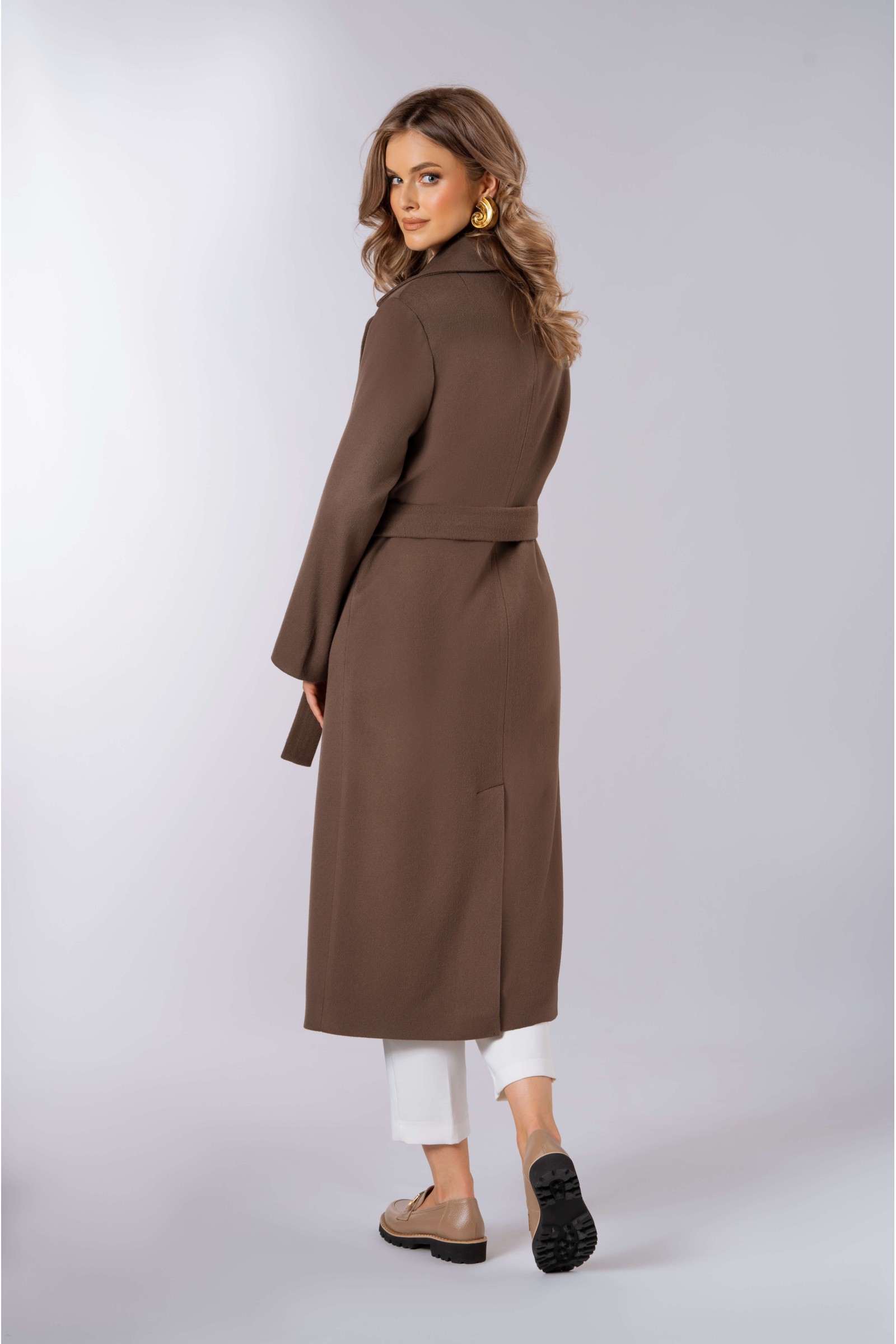 Długi, prosty płaszcz, wiązany paskiem w talii z patkami na kieszeniach 562 brąz