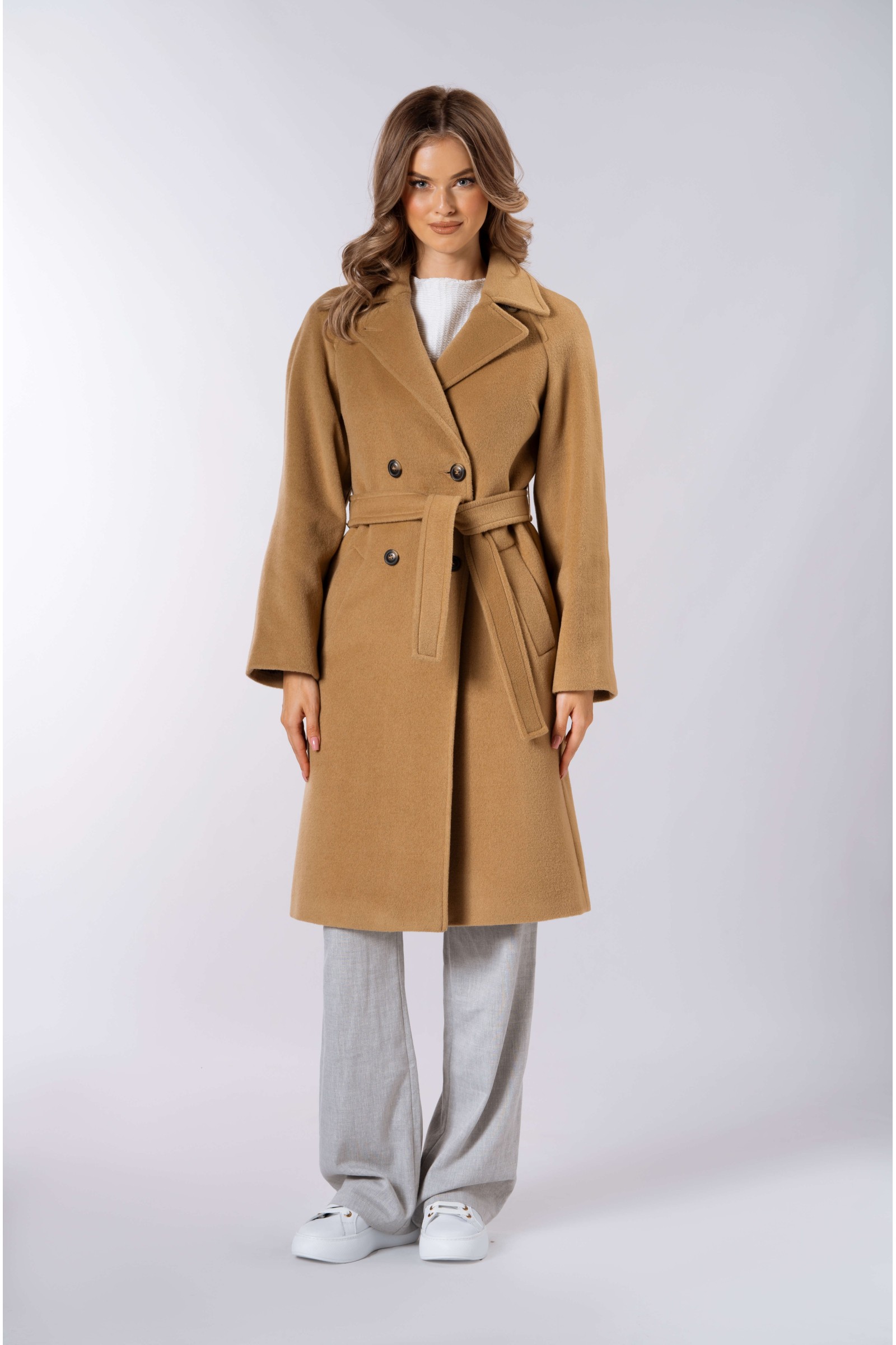 Płaszcz typu reglan do kolan z dużą klapą i kołnierzem camel