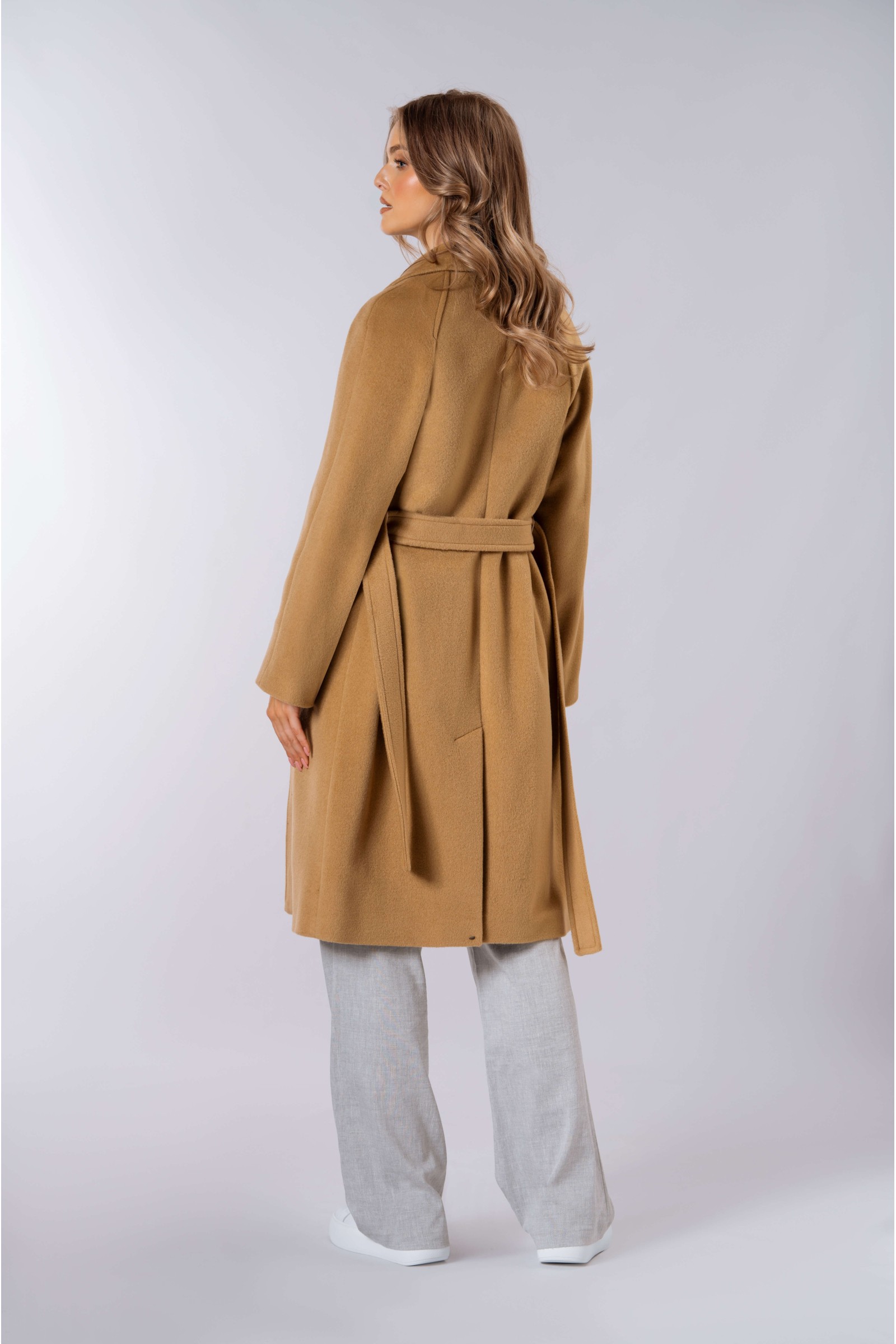 Płaszcz typu reglan do kolan z dużą klapą i kołnierzem camel