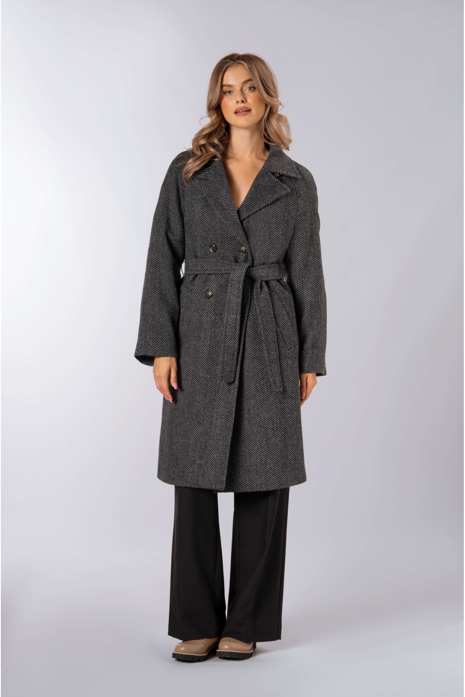 Płaszcz typu reglan do kolan z dużą klapą i kołnierzem jodełka