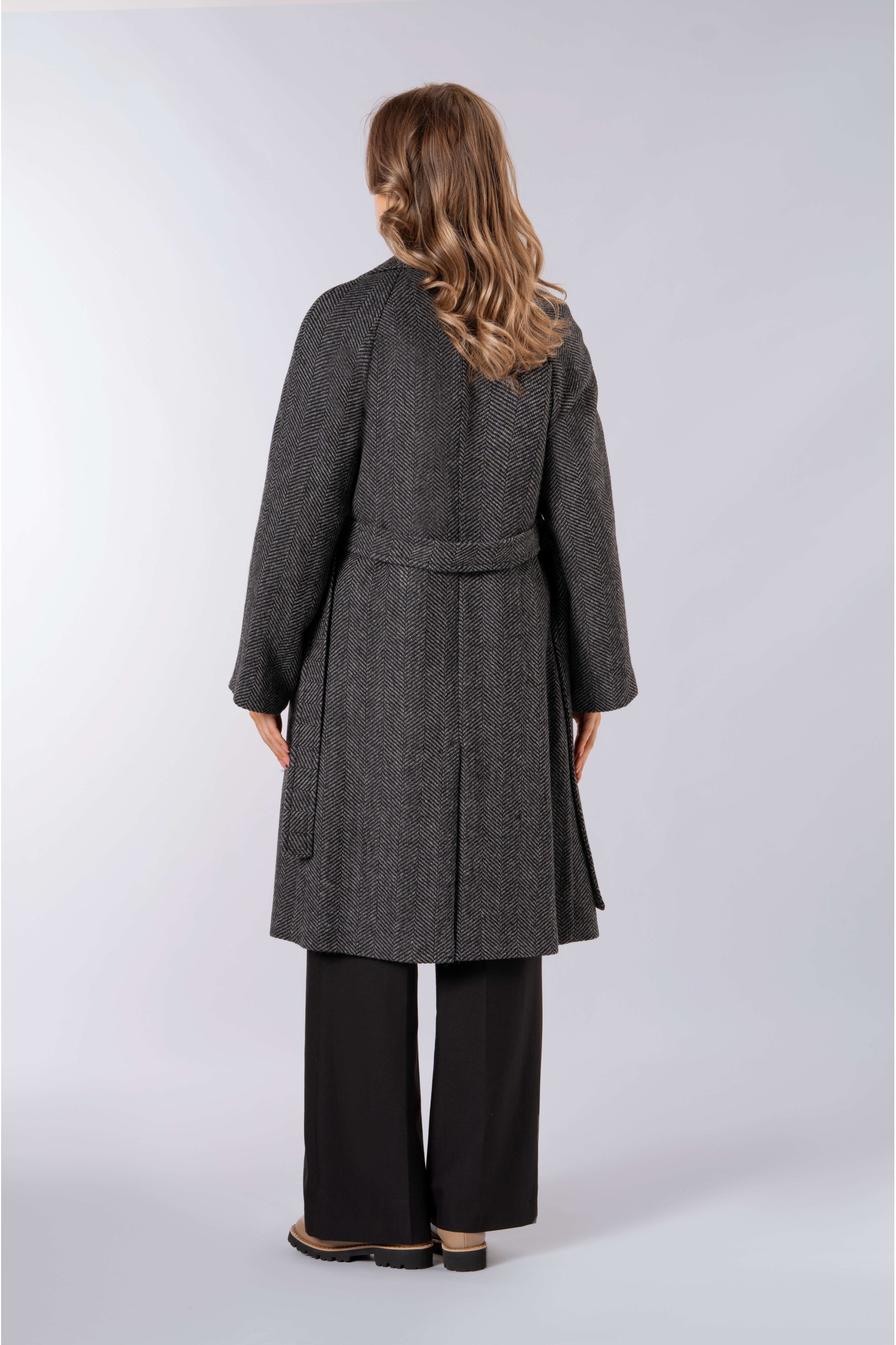 Płaszcz typu reglan do kolan z dużą klapą i kołnierzem jodełka