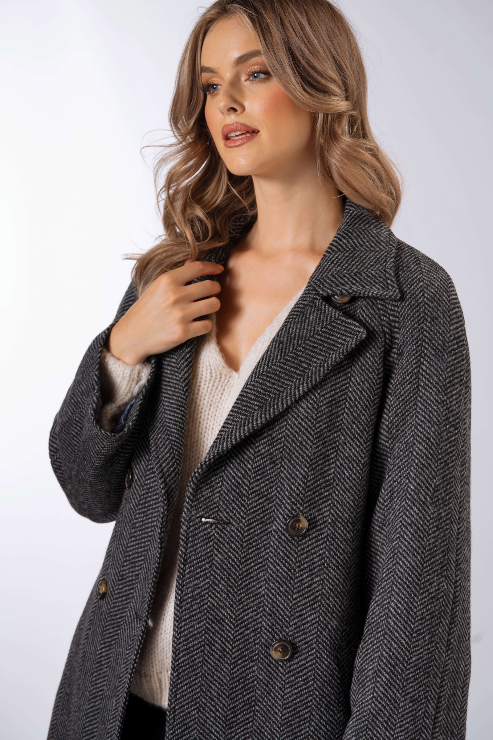 Płaszcz typu reglan do kolan z dużą klapą i kołnierzem jodełka