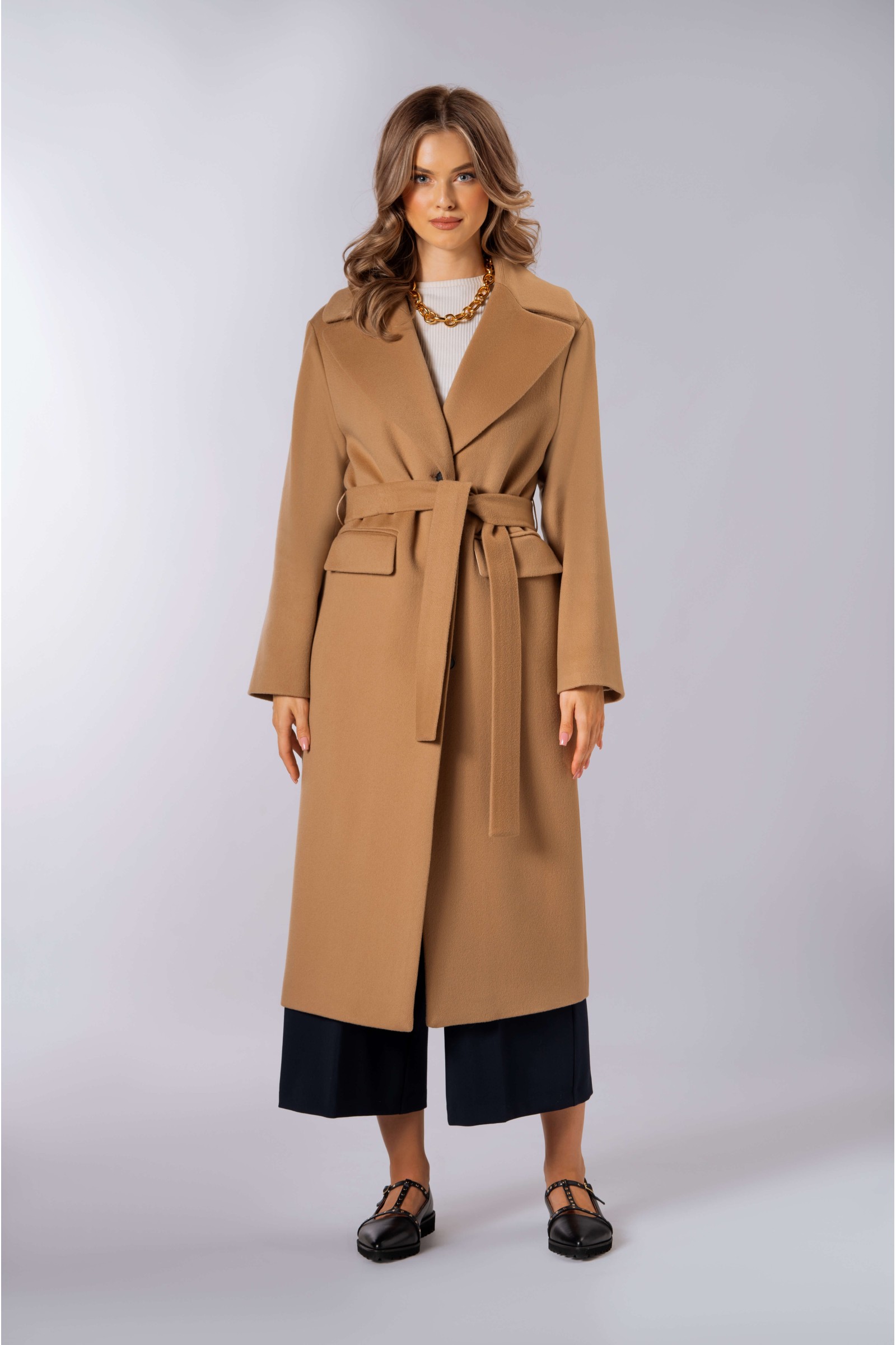 Długi, prosty płaszcz, wiązany paskiem w talii z patkami na kieszeniach 562 camel