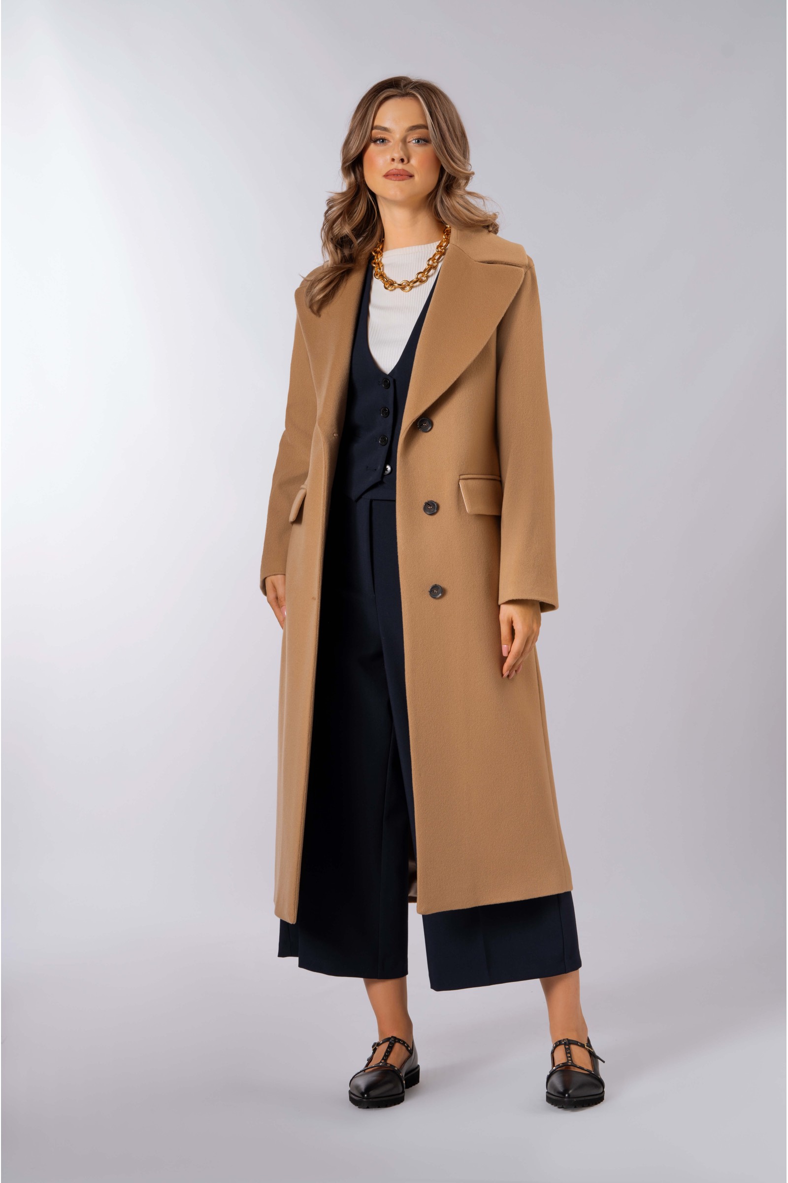 Długi, prosty płaszcz, wiązany paskiem w talii z patkami na kieszeniach 562 camel