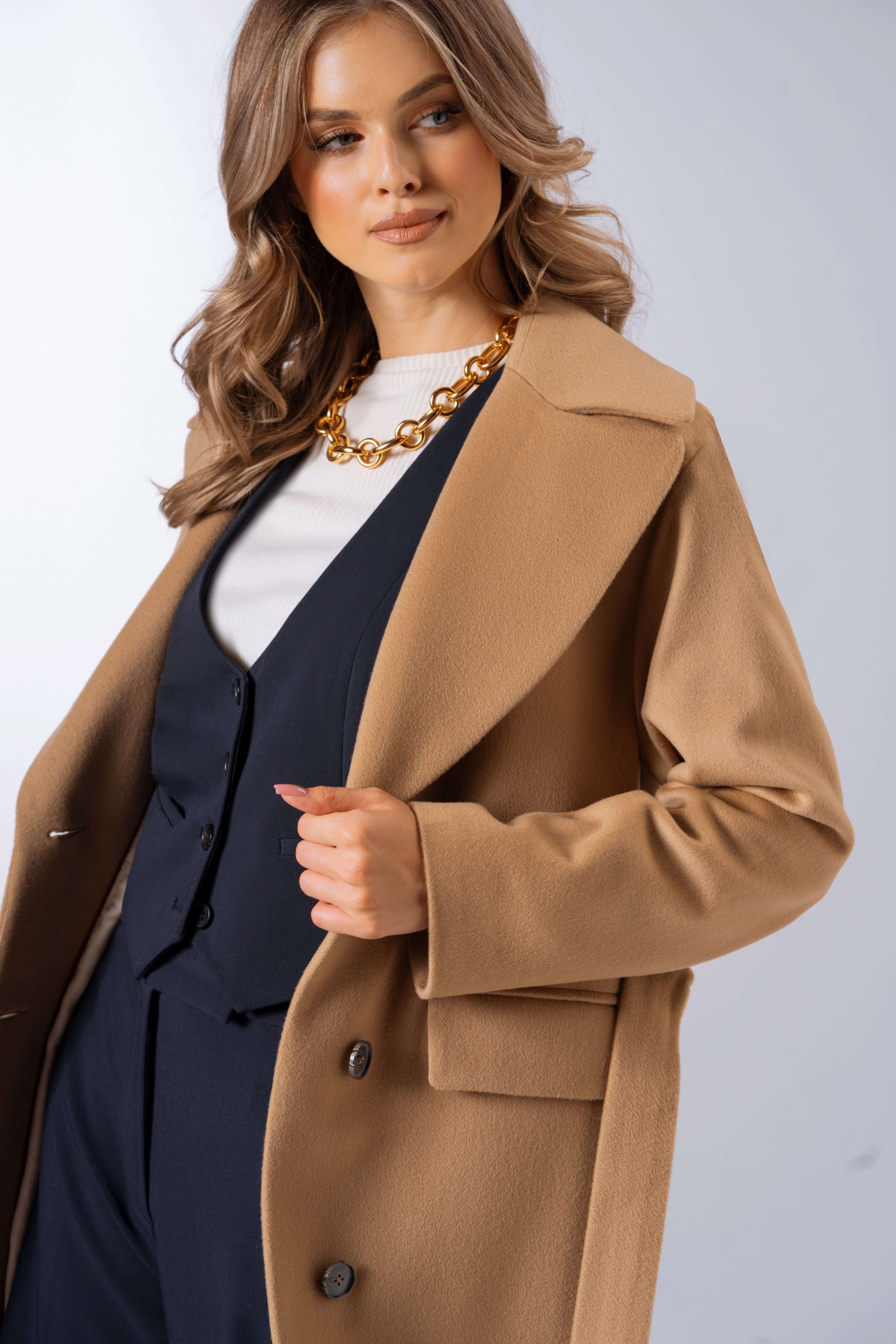 Długi, prosty płaszcz, wiązany paskiem w talii z patkami na kieszeniach 562 camel