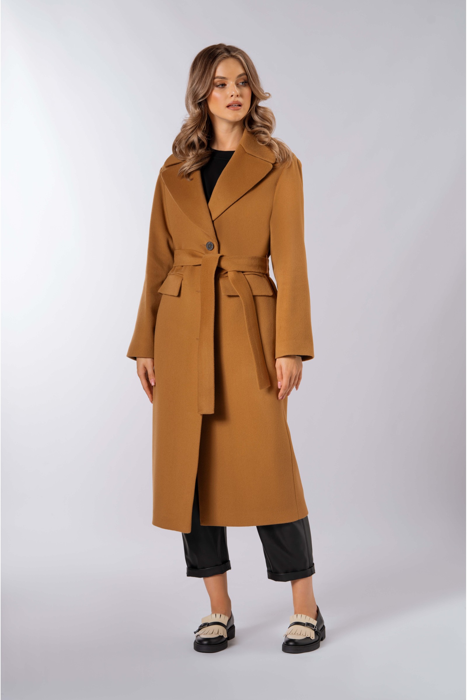 Długi, prosty płaszcz, wiązany paskiem w talii z patkami na kieszeniach 562 ciemny camel